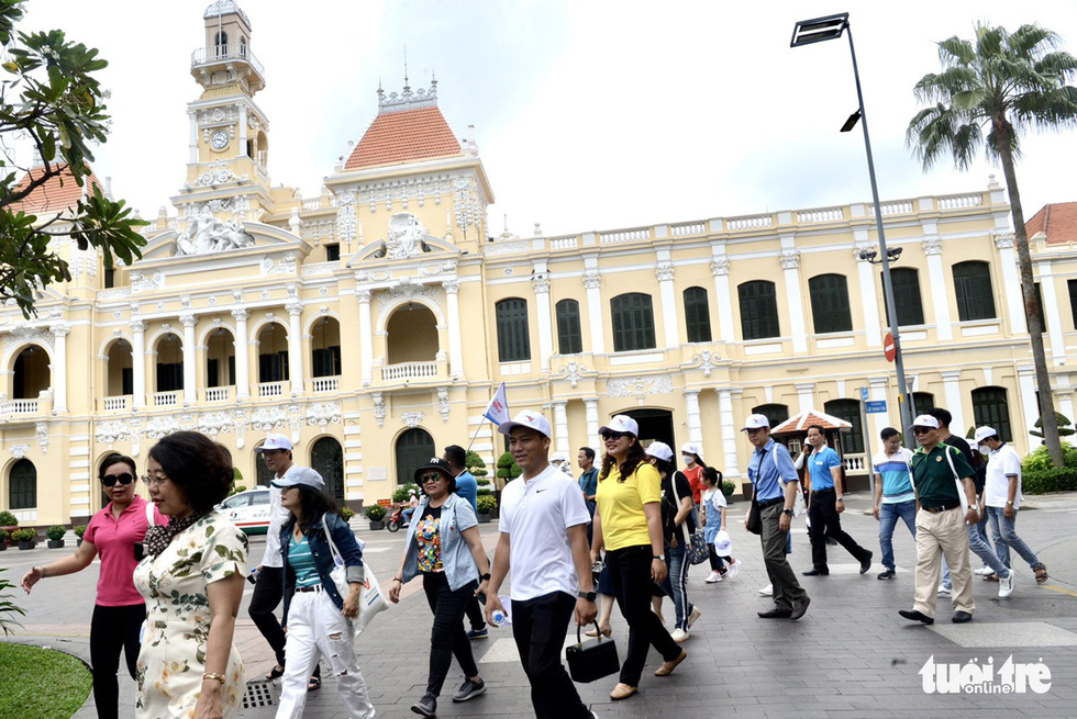 Tourists walk past the Ho Chi Minh City Hall as part of the ‘District 1 - Vibrant Saigon’ tour in Ho Chi Minh City on August 21, 2022. Photo: T.T.D. / Tuoi Tre