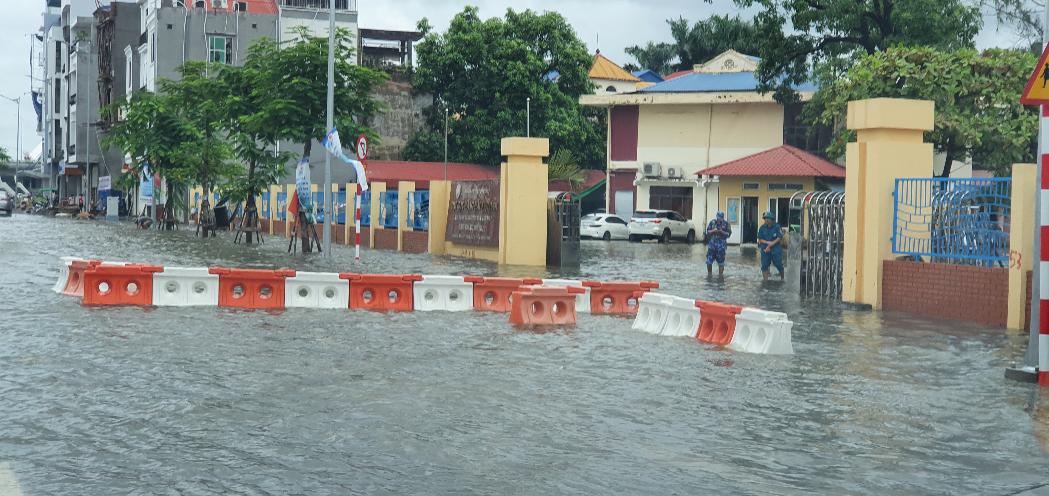 A street is flooded in Hai Phong City, Vietnam, August 26, 2022. Photo: Tien Thang / Tuoi Tre