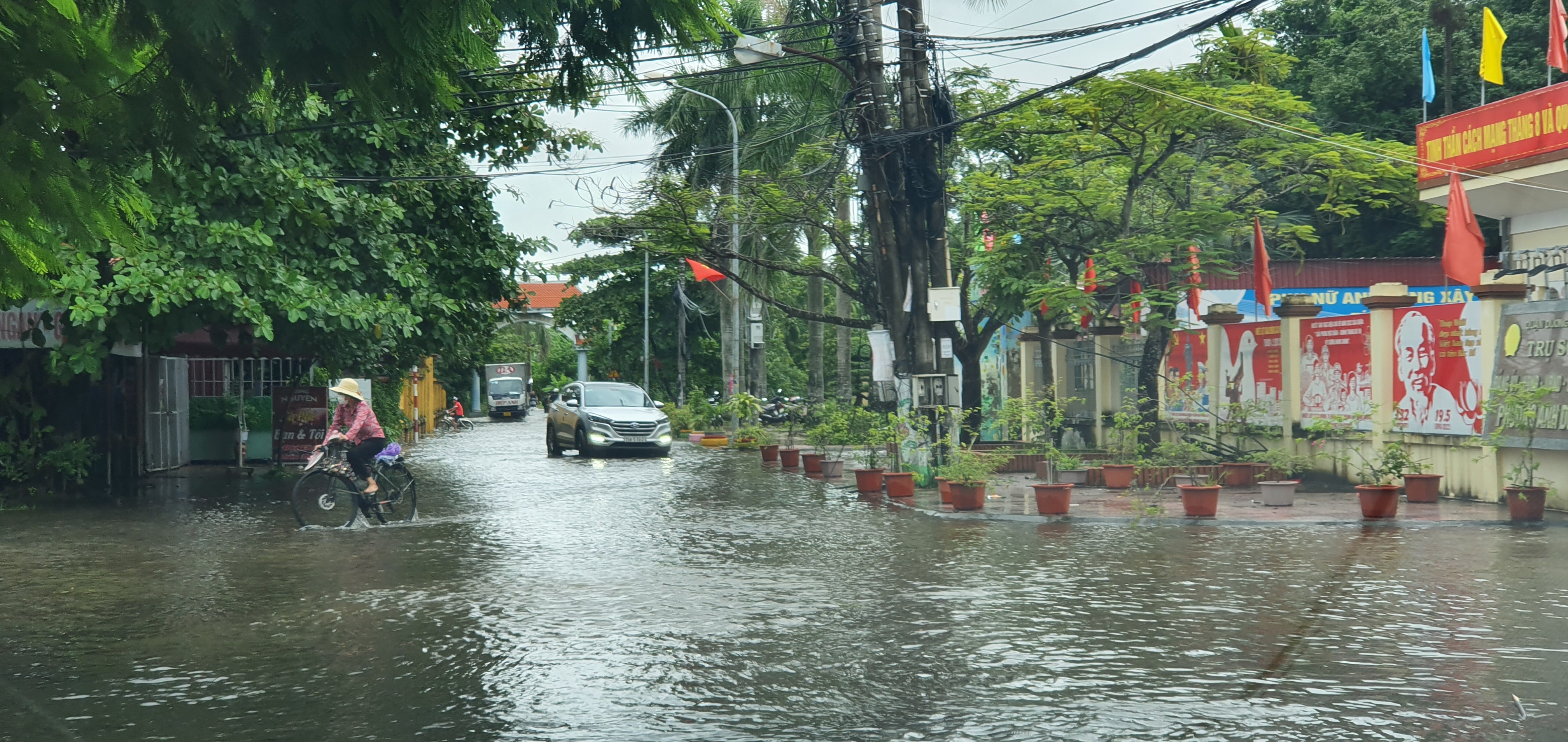 A street is flooded in Hai Phong City, Vietnam, August 26, 2022. Photo: Tien Thang / Tuoi Tre