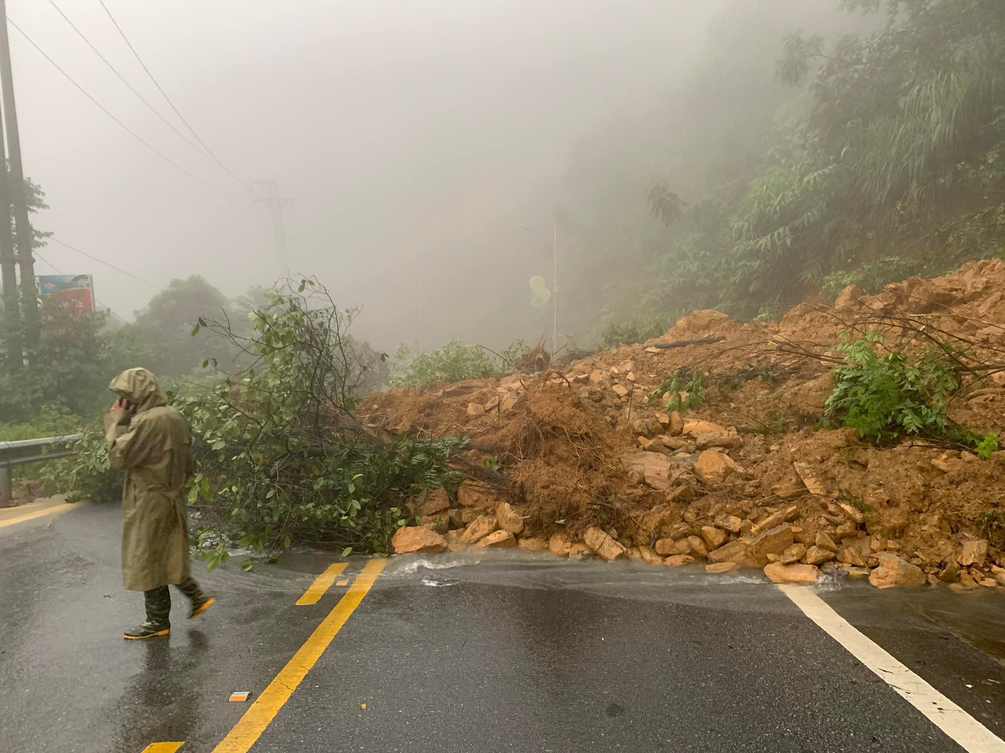 A landslide on a road in Vinh Phuc Province, Vietnam, August 26, 2022. Photo: V.Phuc / Tuoi Tre