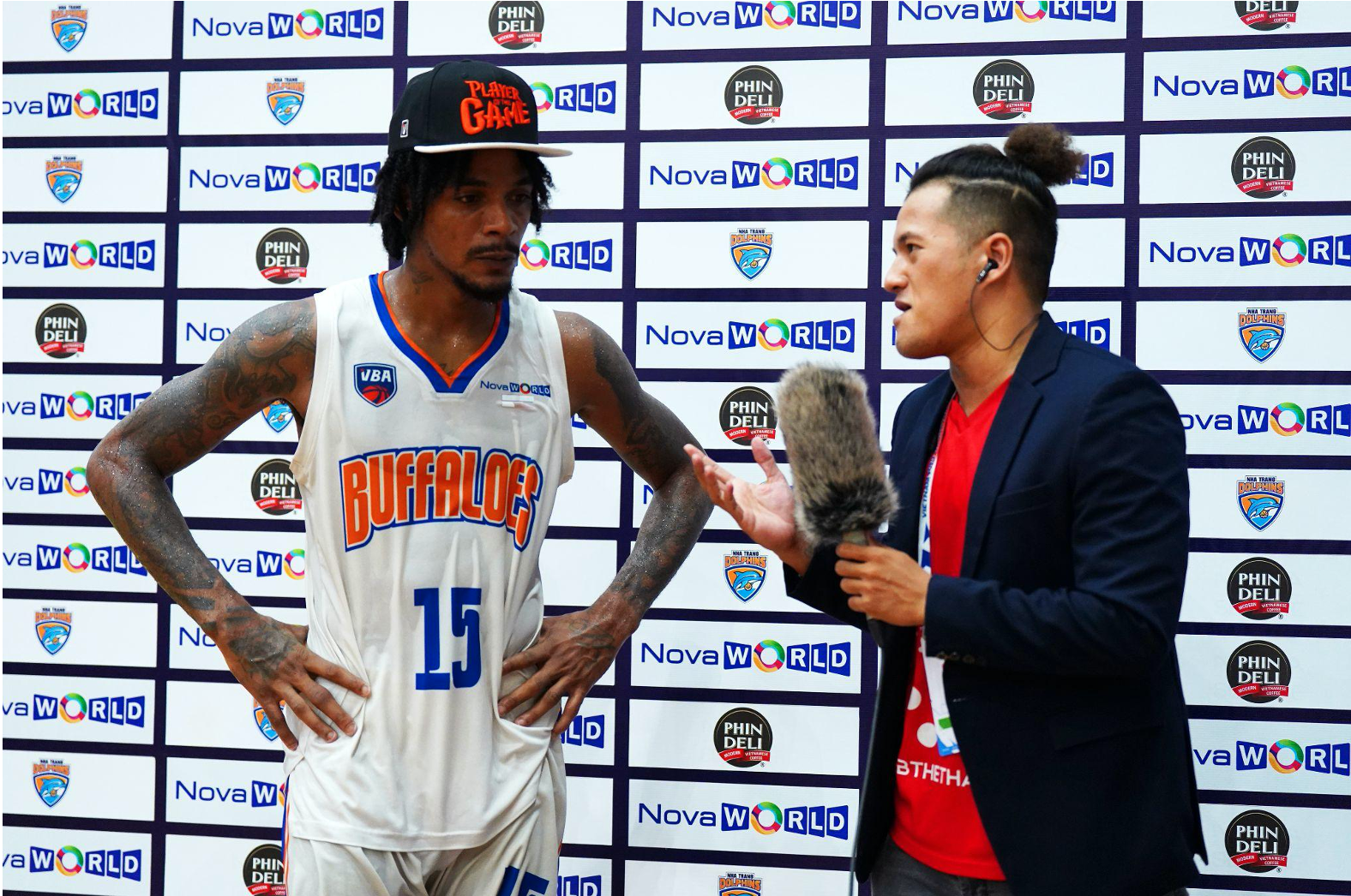 Jeffery Stubbs of Hanoi Buffaloes speaks to a reporter after the match. Photo: VBA