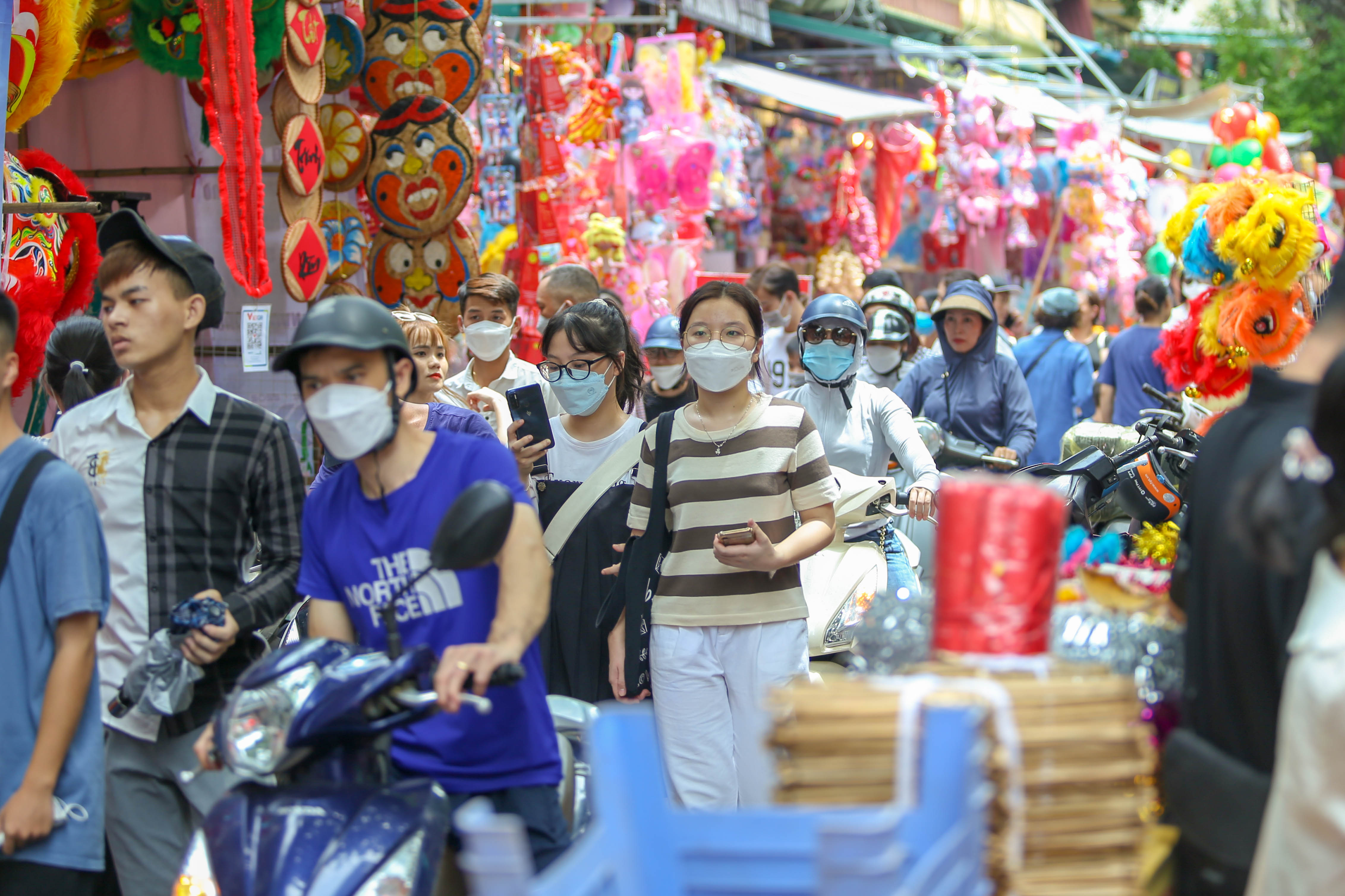 Hang Ma Street is bustling on the weekend. Photo: Ha Quan / Tuoi Tre