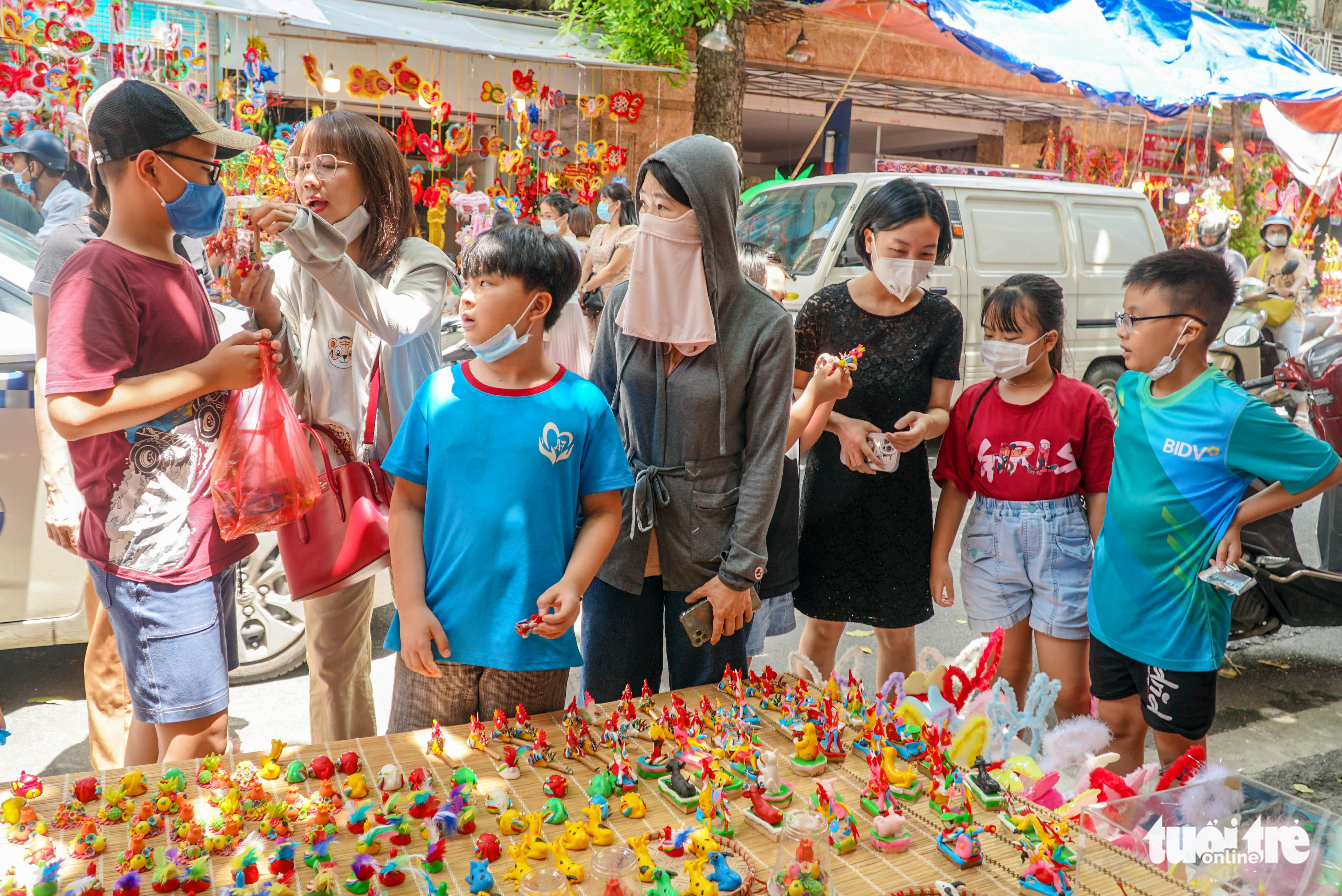 People browse for clay sculptures at a shop on Hang Ma Street in Hanoi. Photo: Nguyen Hien / Tuoi Tre