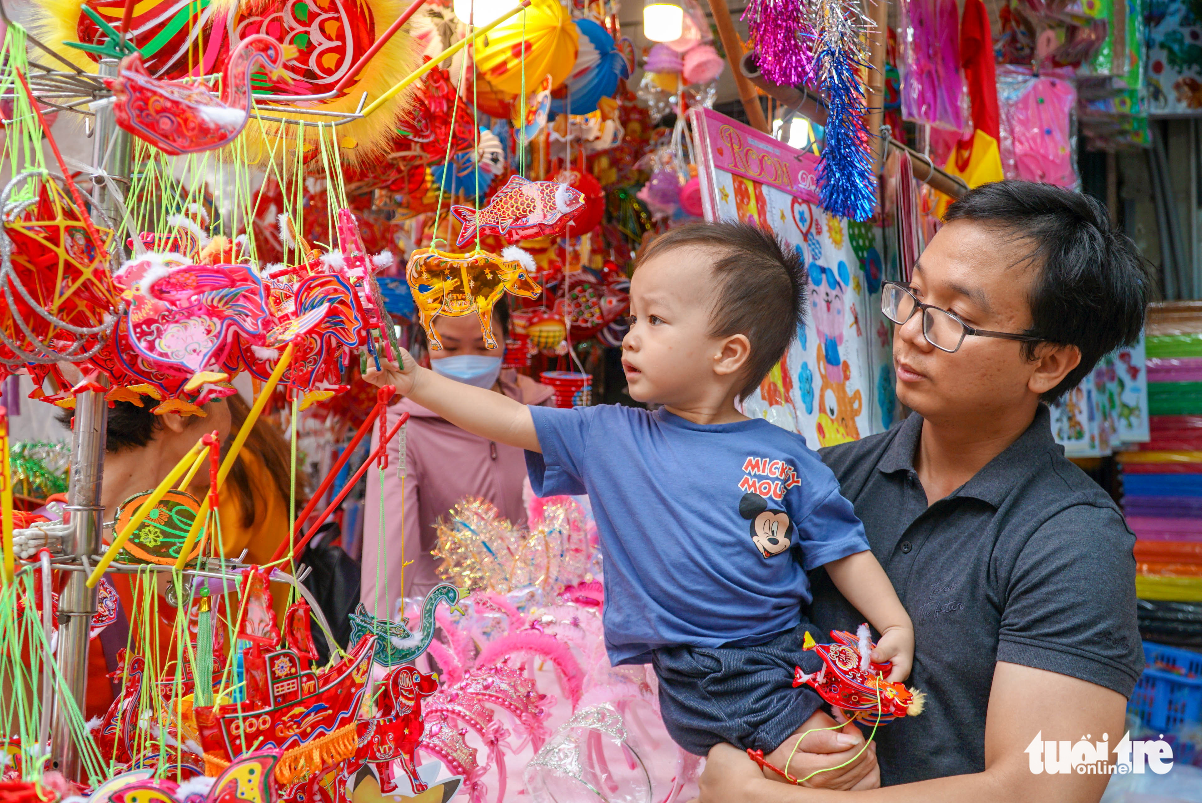 A boy selects his favorite lantern at a shop on Hang Ma Street in Hanoi. Photo: Nguyen Hien / Tuoi Tre