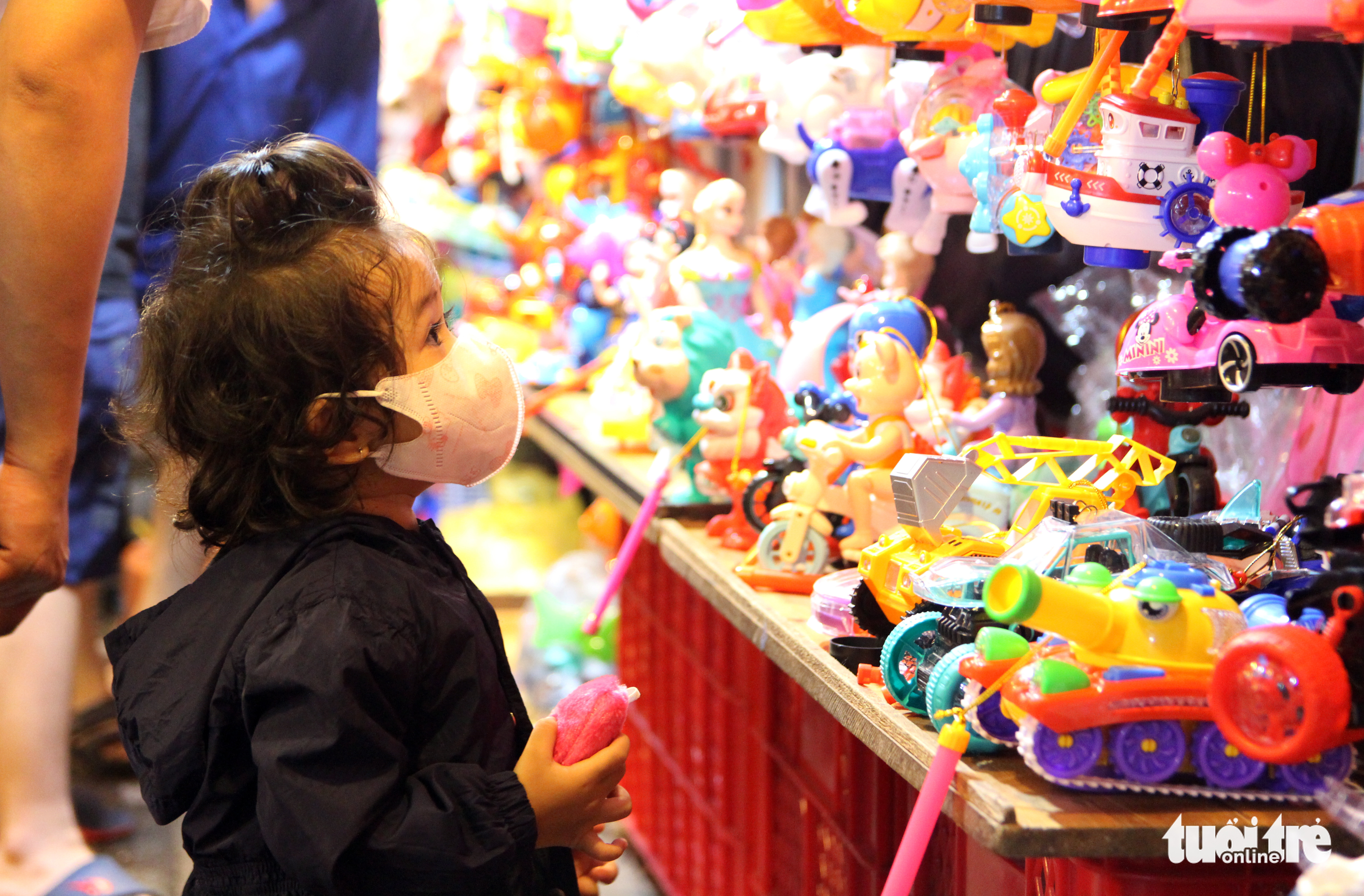 A child browses for lanterns at a shop on Luong Nhu Hoc Street in District 5, Ho Chi Minh City. Photo: Ngoc Phuong / Tuoi Tre