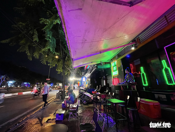 Pham Van Dong Boulevard in Ho Chi Minh City is well-known for beer stalls playing deafening music until midnight, causing noise pollution. Photo: Le Phan / Tuoi Tre