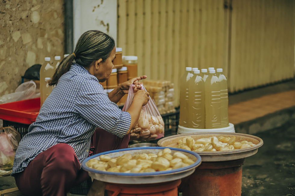 The Bay Nui (seven mountains) area is known as the land of palmyra palm. Arriving at Chau Doc Market, visitors can try palmyra palm juice and fresh palmyra palm fruit. Photo: Ky Anh / Tuoi Tre