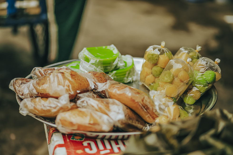 Travelers should not miss stalls of traditional cakes, selling 'banh bo' (Vietnamese steamed rice cake), 'banh da lon' (steamed layer cake), 'banh bong lan' (sponge cake), and more. Photo: Ky Anh / Tuoi Tre