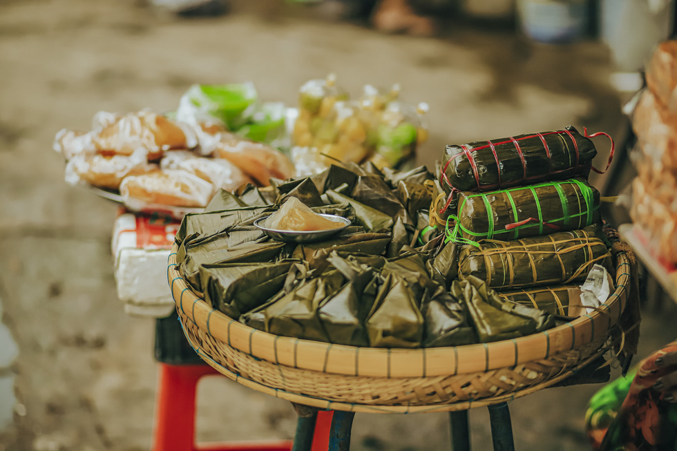 Cakes have diversified sizes and kinds. Visitors can buy them as souvenirs or eat them right at the market. Photo: Ky Anh / Tuoi Tre