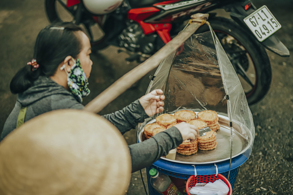 The fragrance of baked, fried and steamed cakes will retain eaters. Photo: Ky Anh / Tuoi Tre