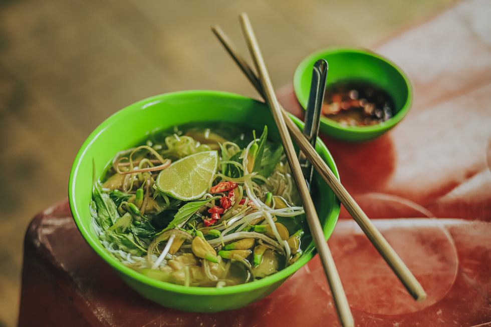 In addition to sweet dishes, Chau Doc Market has many stalls selling 'bun mam' (noodles with fermented fish paste), 'bun nuoc leo' (noodle soup), 'mi Quang' (Quang noodle soup), 'hu tieu kho' (dried rice noodles), and fried mussel rice with a price of at least VND15,000 ($0.64) per serving. Photo: Ky Anh / Tuoi Tre