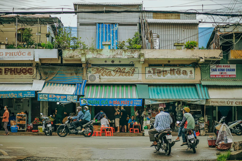 Stalls at the market still use signboards drawn by hand, making the market more special. Photo: Ky Anh / Tuoi Tre