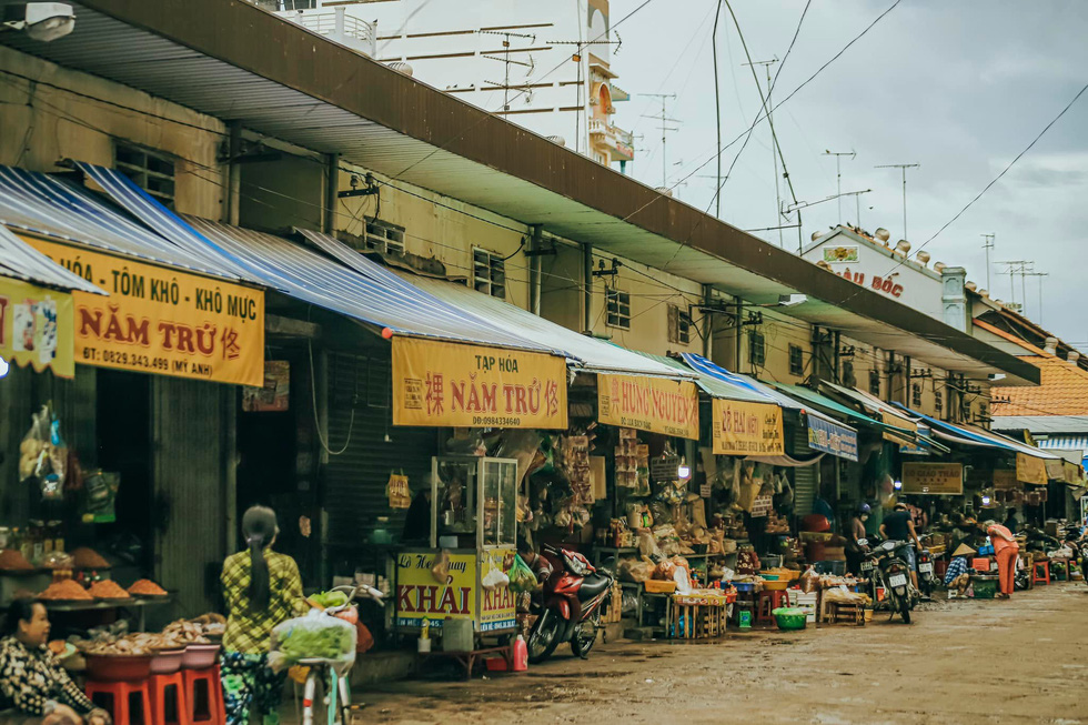 Chau Doc Market is large and divided into separate areas, where various products are on display. Photo: Ky Anh / Tuoi Tre