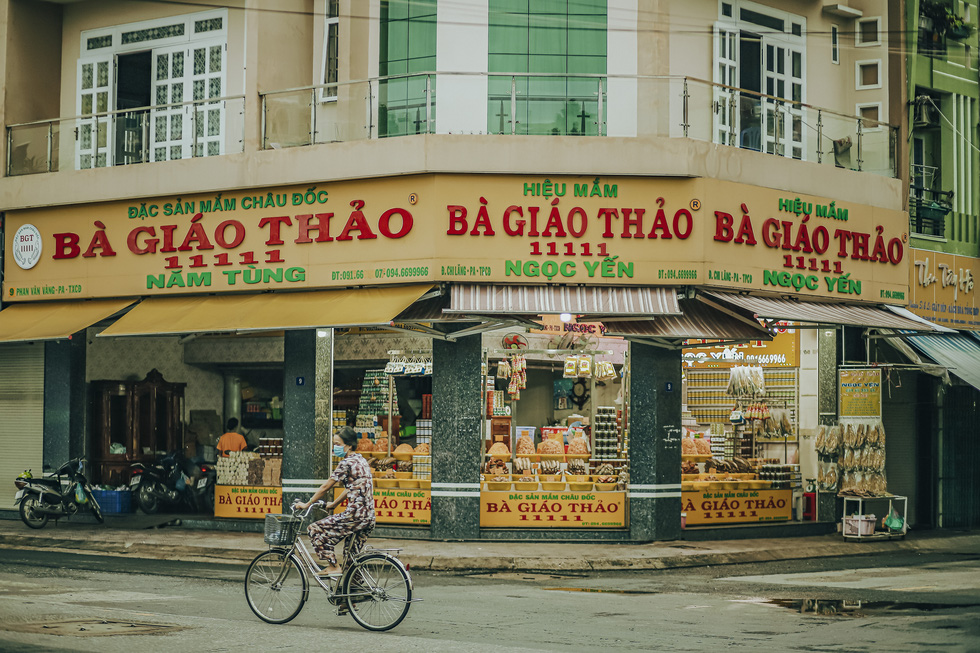 Famous stalls include Ba Giao Khoe, Ba Giao Thao and Hai Xuyen. Photo: Ky Anh / Tuoi Tre