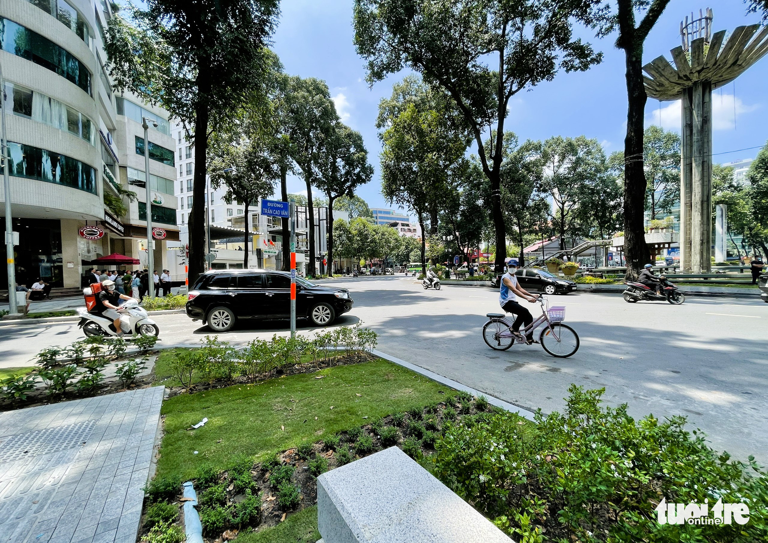 The renovated sidewalk surrounding Ho Con Rua (Turtle Lake) in downtown Ho Chi Minh City, August 31, 2022. Photo: Le Phan / Tuoi Tre