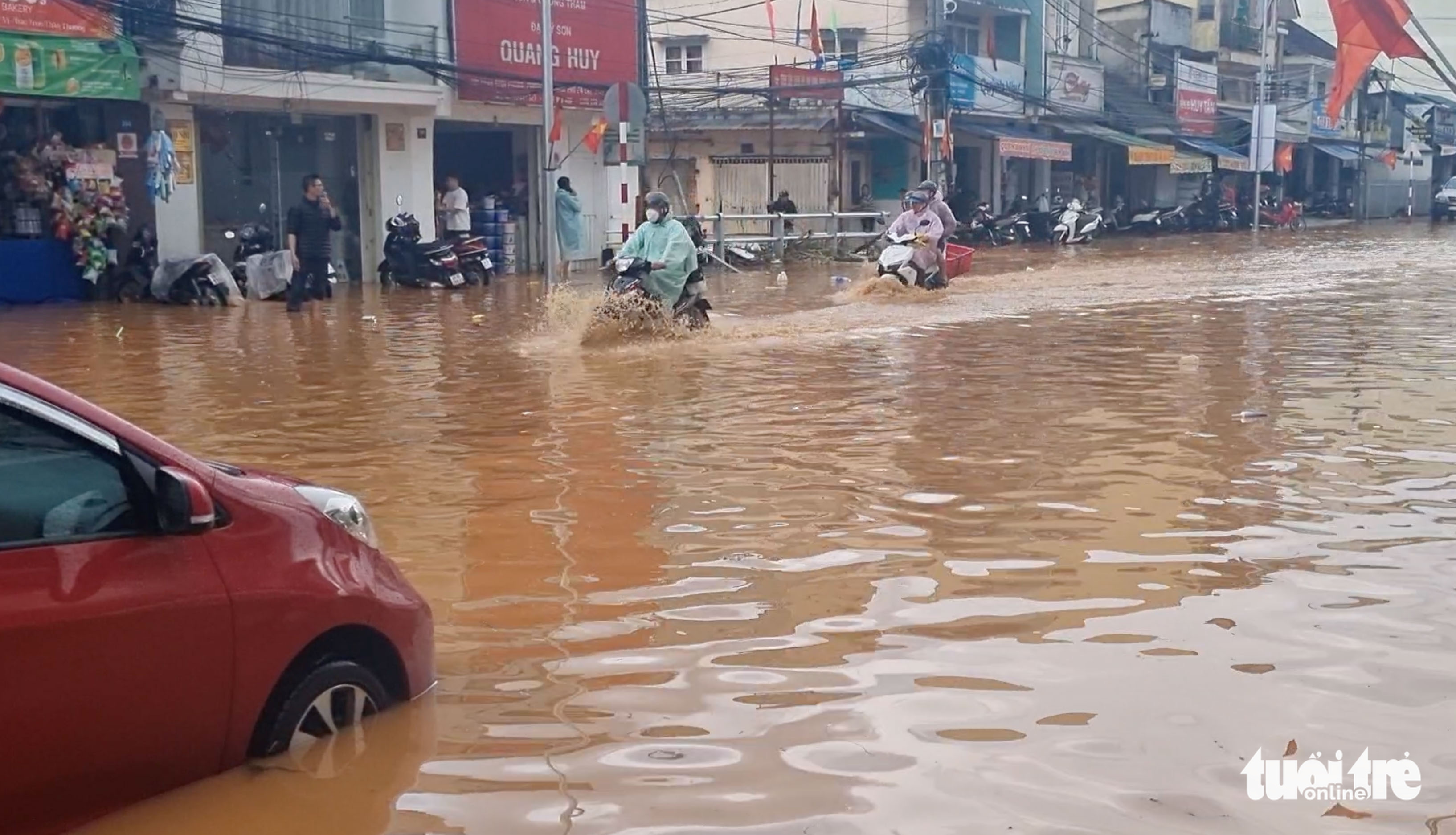Motorbike riders wade through the flooded Phan Dinh Phung Street in Da Lat City, Lam Dong Province, Vietnam, September 1, 2022. Photo: P.N. / Tuoi Tre