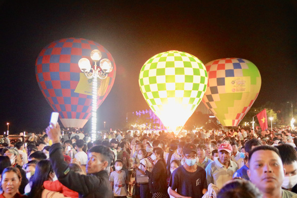 People flock to see the hot air balloons within the framework of the Krong Pak Durian Festival in Krong Pak District, the Central Highlands province of Dak Lak, on September 1, 2022. Photo: The The /Tuoi Tre
