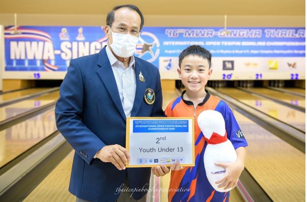 Tran Hoang Khoi (R) wins a silver medal at the under-13 youth championship of the 2022 MWA-Singha Thailand International Open tournament in Bangkok, September 2, 2022. Photo: M.D. / Tuoi Tre