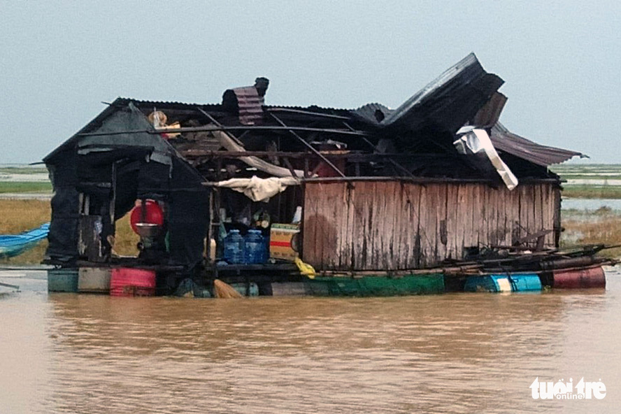 A raft house is unroofed after a waterspout swept through Tri An Lake in Dinh Quan District, Dong Nai Province, Vietnam, September 2, 2022. Photo: Minh Thu / Tuoi Tre