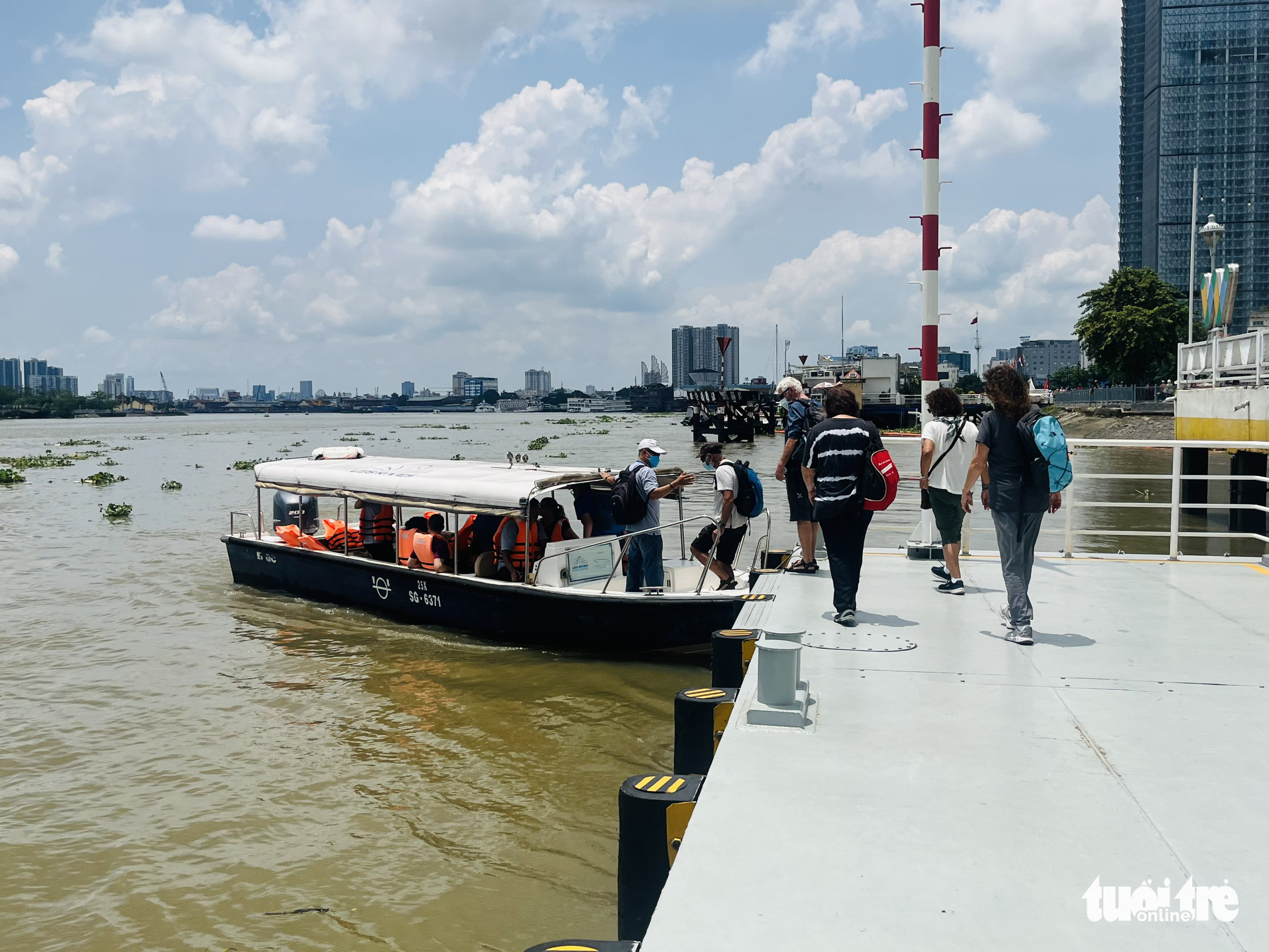 International visitors tour Ho Chi Minh City by boat, September 2, 2022. Photo: Hai Kim / Tuoi Tre