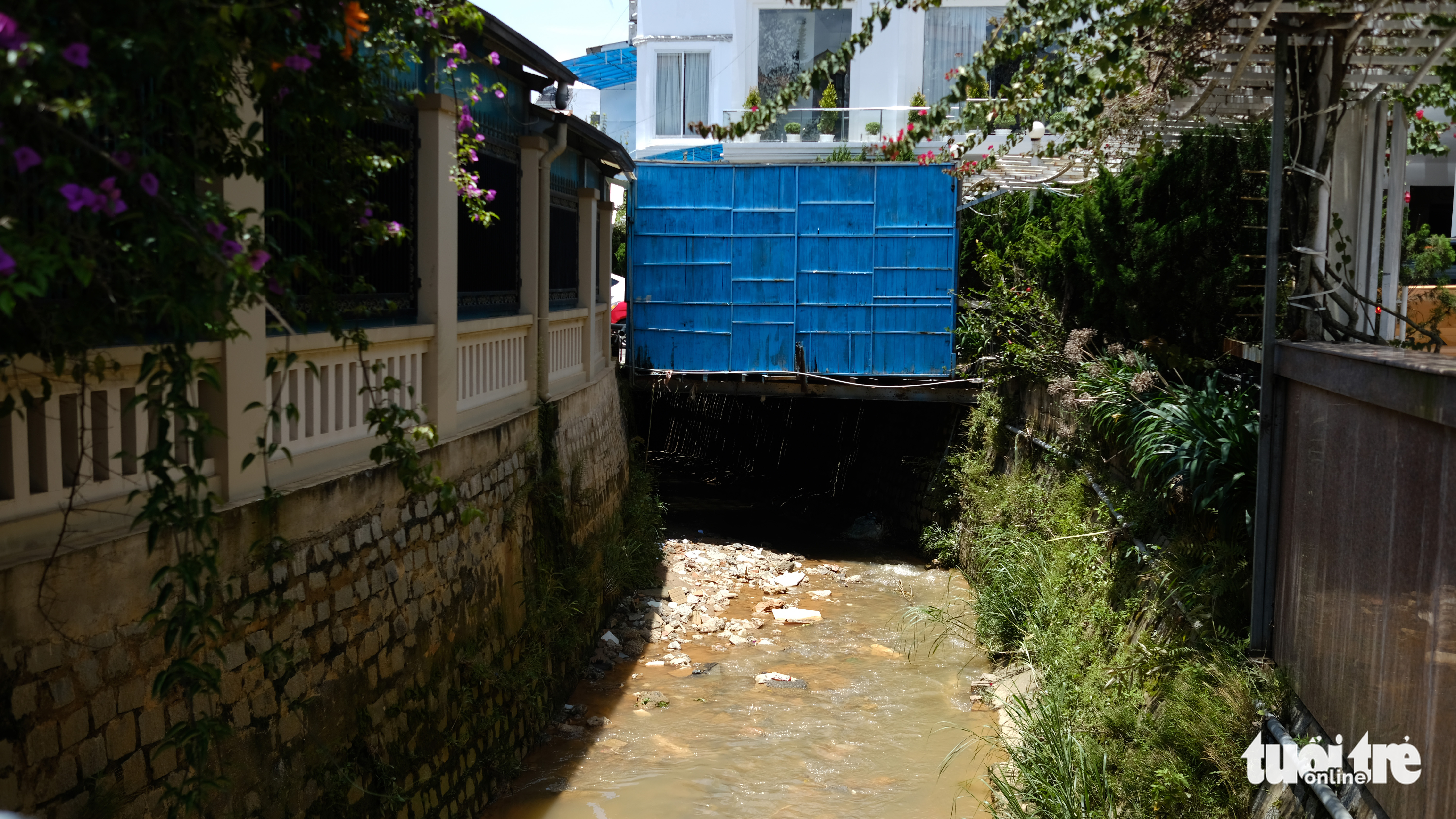 Garbage along a section of Cam Ly Stream in Da Lat City, Lam Dong Province, Vietnam. Photo: M.Vinh / Tuoi Tre