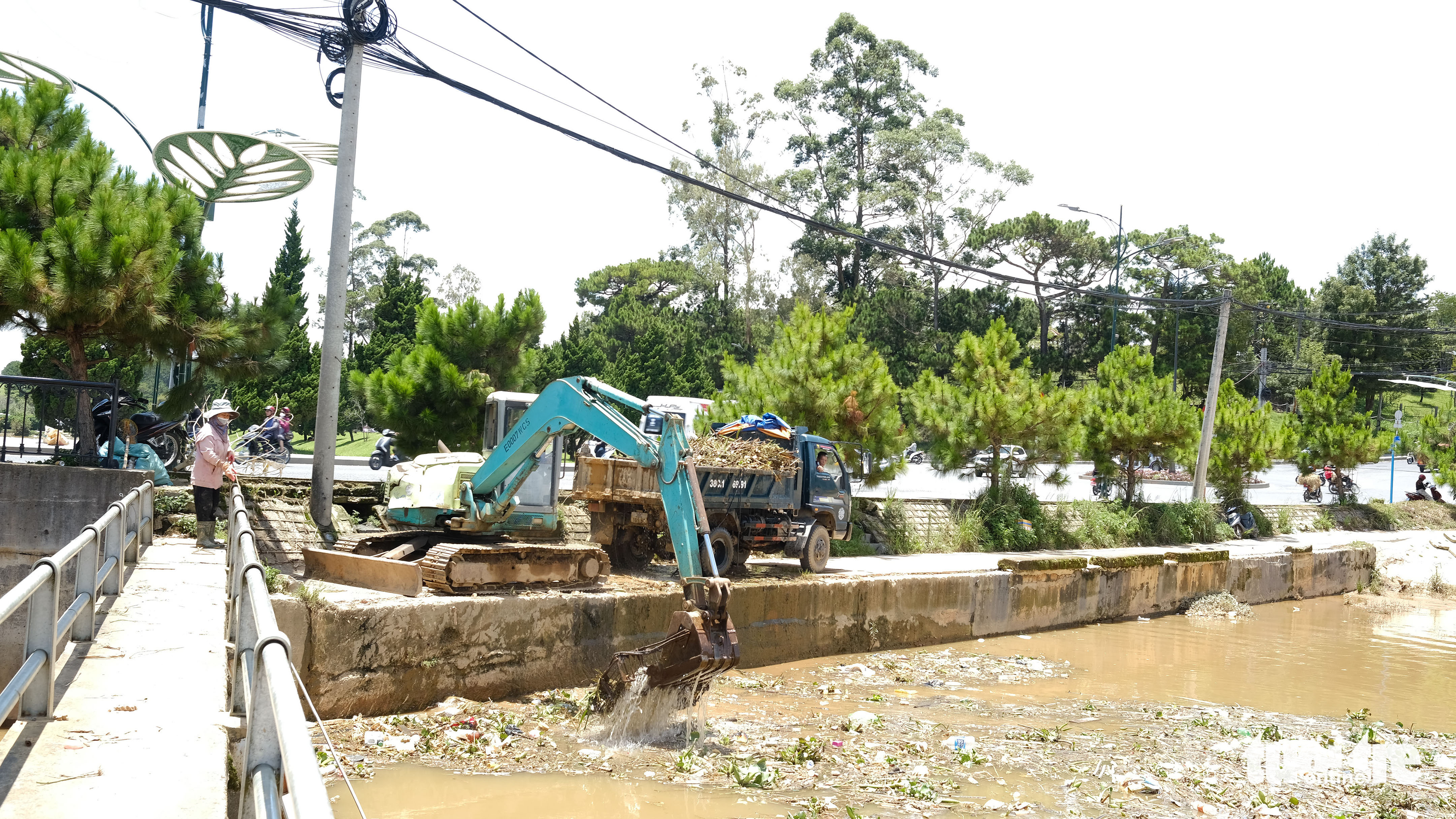 Rubbish is being removed from Cam Ly Stream in Da Lat City, Lam Dong Province, Vietnam. Photo: M.Vinh / Tuoi Tre