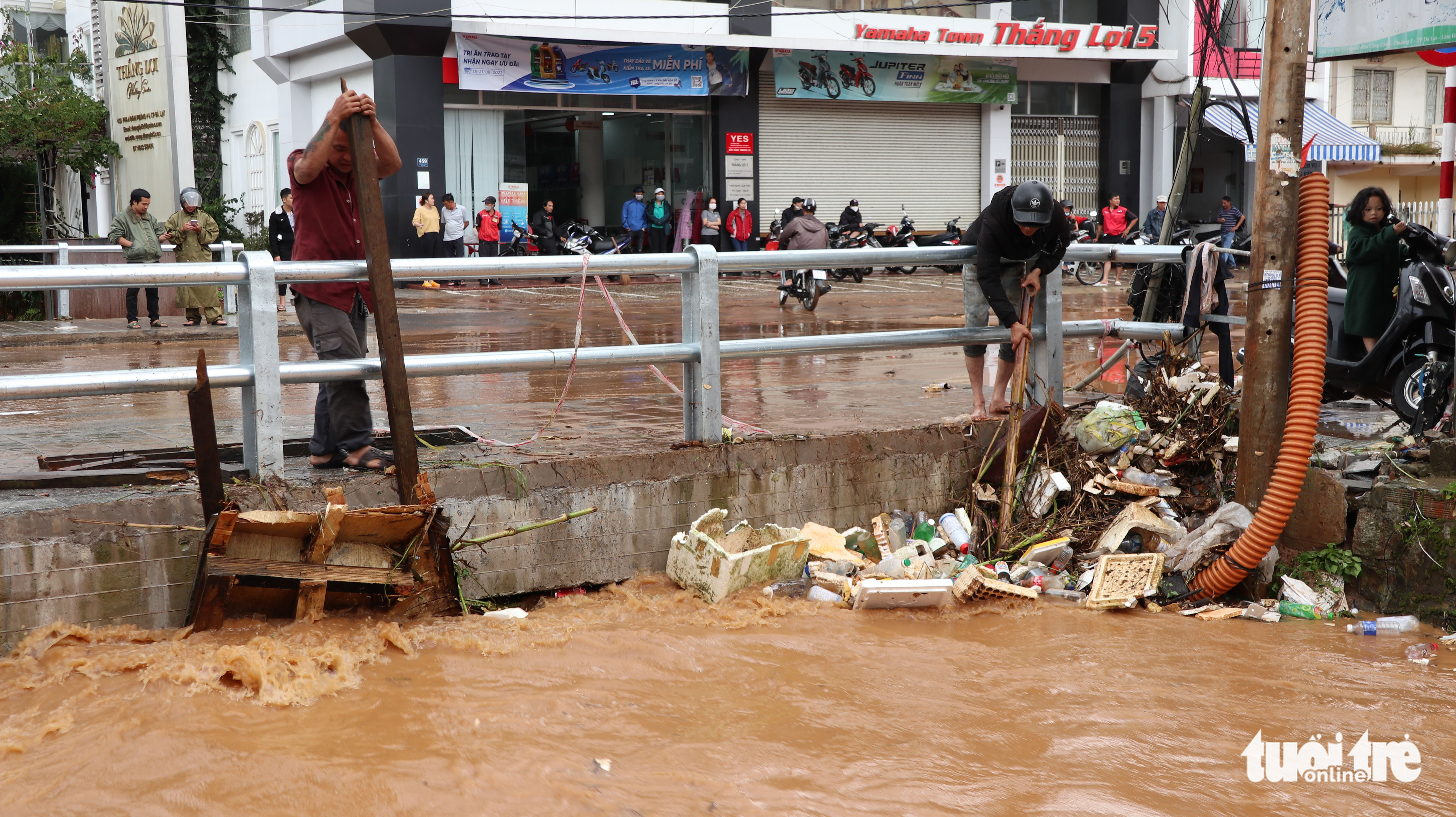Local residents remove garbage from a drain along Cam Ly Stream in Da Lat City, Lam Dong Province, Vietnam. Photo: M.Vinh / Tuoi Tre