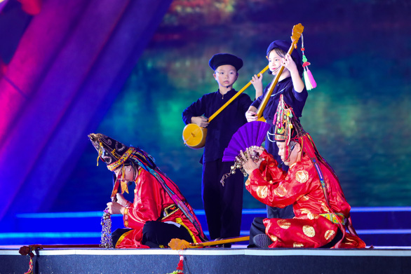 Artisans perform Then practice, an essential ritual practice in the spiritual life of the Tay, Nung and Thai ethnic groups in Vietnam, at the ceremony to receive UNESCO’s certificate on September 3, 2022. Photo: Danh Khang / Tuoi Tre