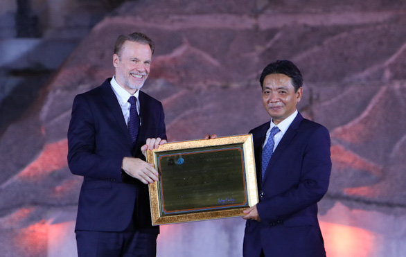 UNESCO representative in Vietnam Christian Manhart (left) hands the certificate to a representative of the Vietnamese Ministry of Culture, Sports and Tourism at a ceremony in Tuyen Quang on September 3, 2022. Photo: Danh Khang / Tuoi Tre