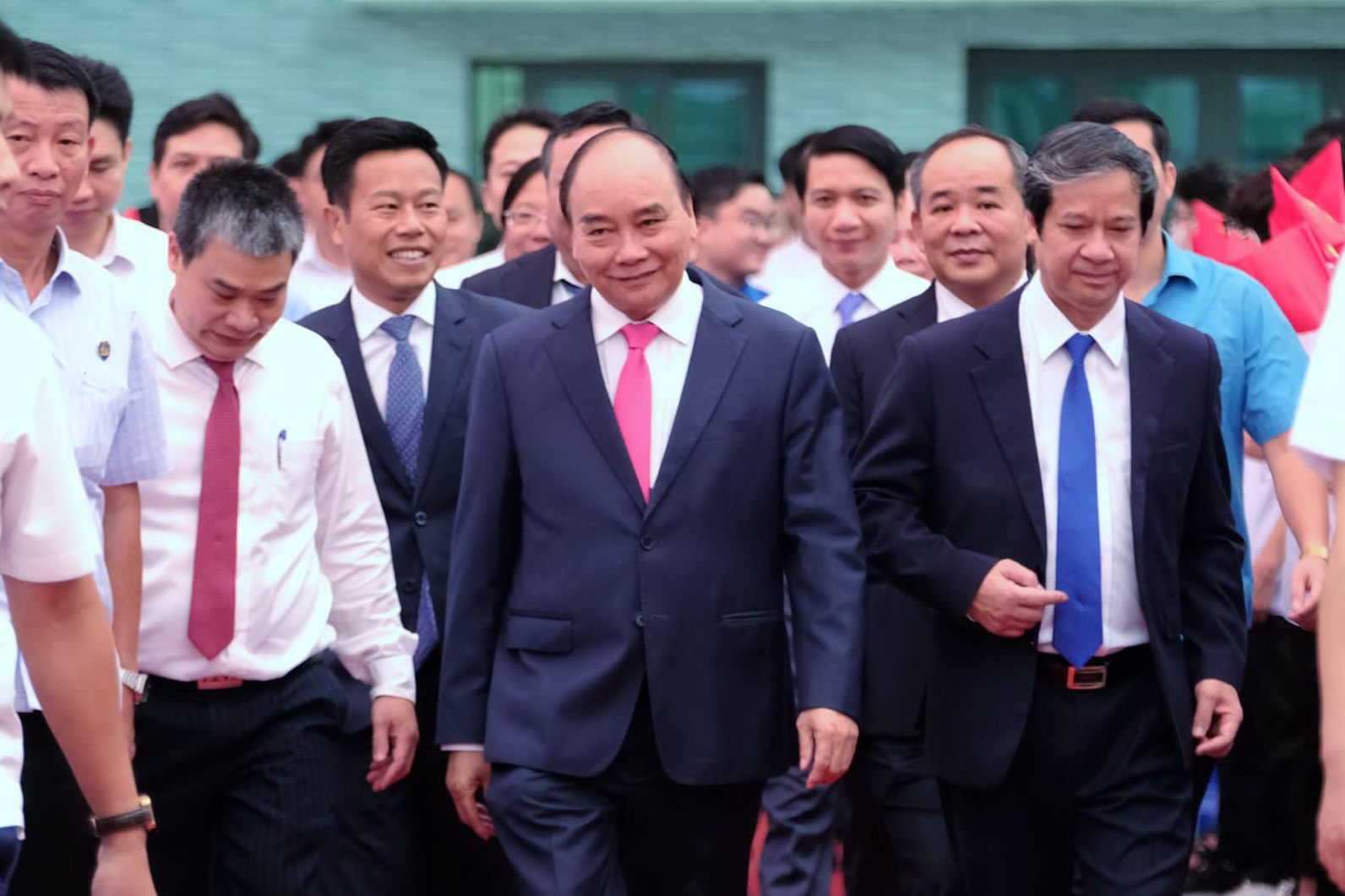 State President Nguyen Xuan Phuc (C) and Minister of Education and Training Nguyen Kim Son (R) arrive at the school opening ceremony at HUS High School for Gifted Students in Hanoi, September 5, 2022. Photo: Nam Tran / Tuoi Tre