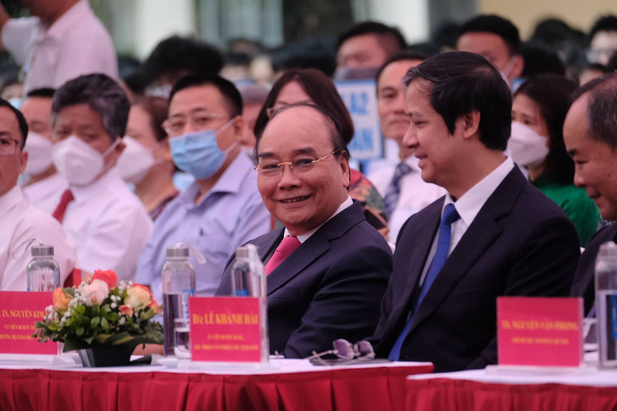 State President Nguyen Xuan Phuc (C) and Minister of Education and Training Nguyen Kim Son (R) attend the school opening ceremony at HUS High School for Gifted Students in Hanoi, September 5, 2022. Photo: Nam Tran / Tuoi Tre