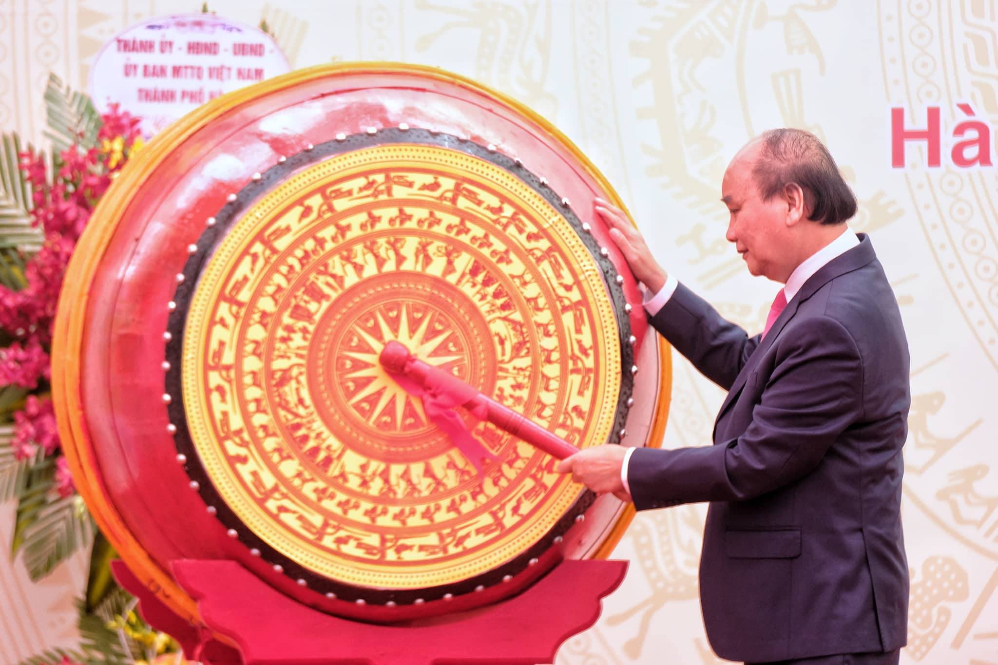 State President Nguyen Xuan Phuc hits a drum during the school opening ceremony at HUS High School for Gifted Students in Hanoi, September 5, 2022. Photo: Nam Tran / Tuoi Tre