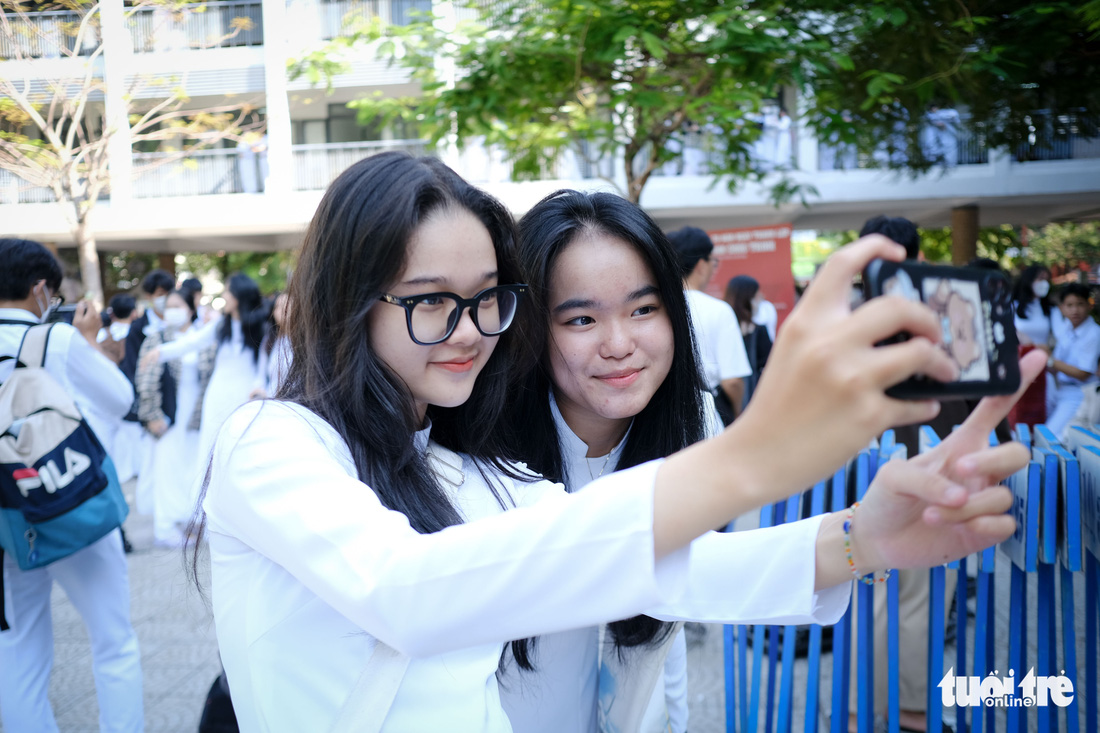 Two students pose for a selfie after the school opening ceremony at Phan Chu Trinh High School in Da Nang City, September 5, 2022. Photo: Tan Luc / Tuoi Tre