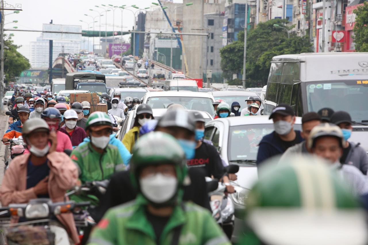 Traffic congestion at the entrance of Hanoi on September 4, 2022. Photo: Giang Long / Tuoi Tre