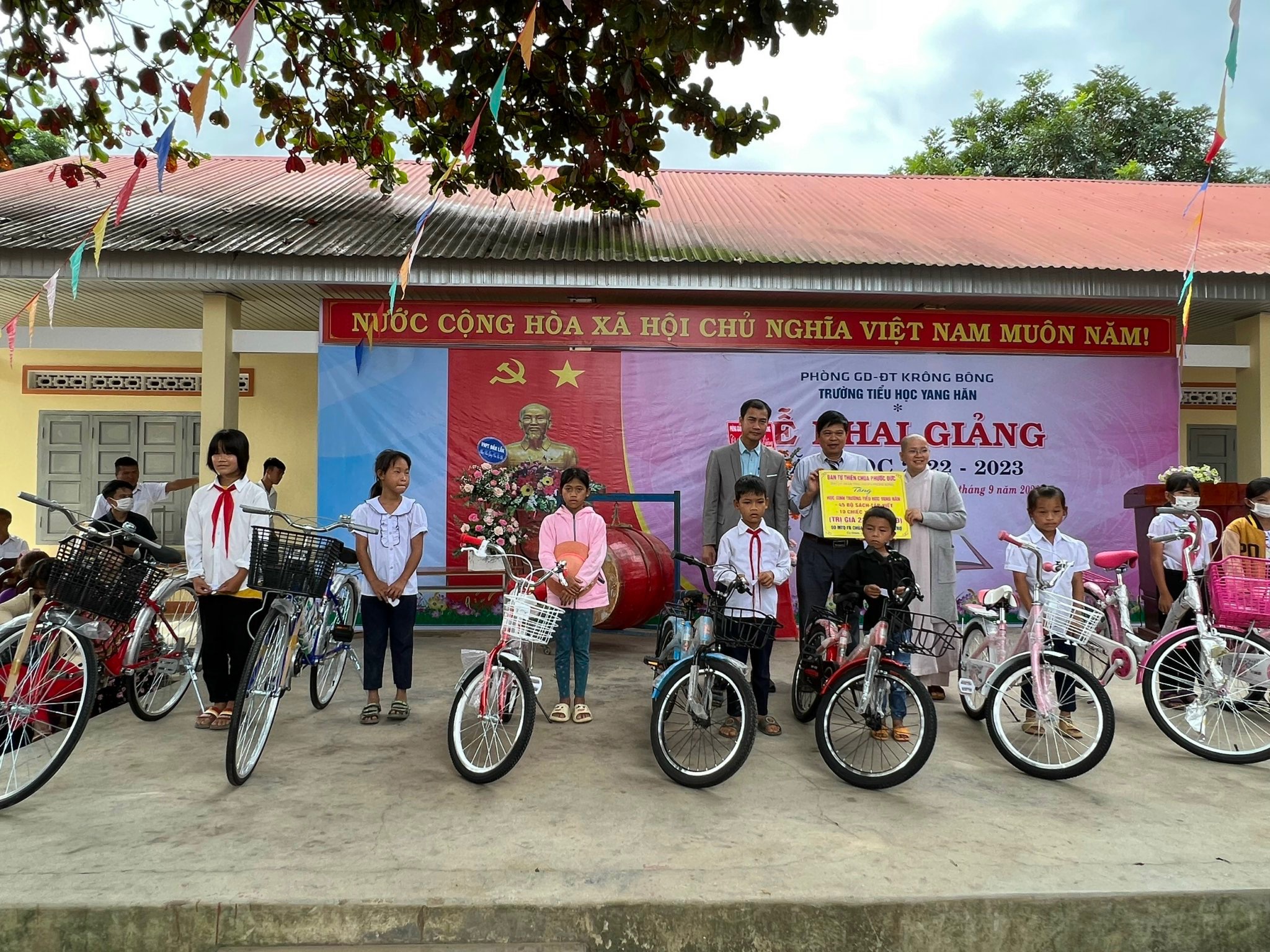 Sponsors present underprivileged students with bicycles during the school opening ceremony at Yang Han Elementary School in Dak Lak Province, Vietnam, September 5, 2022. Photo: Tam An / Tuoi Tre
