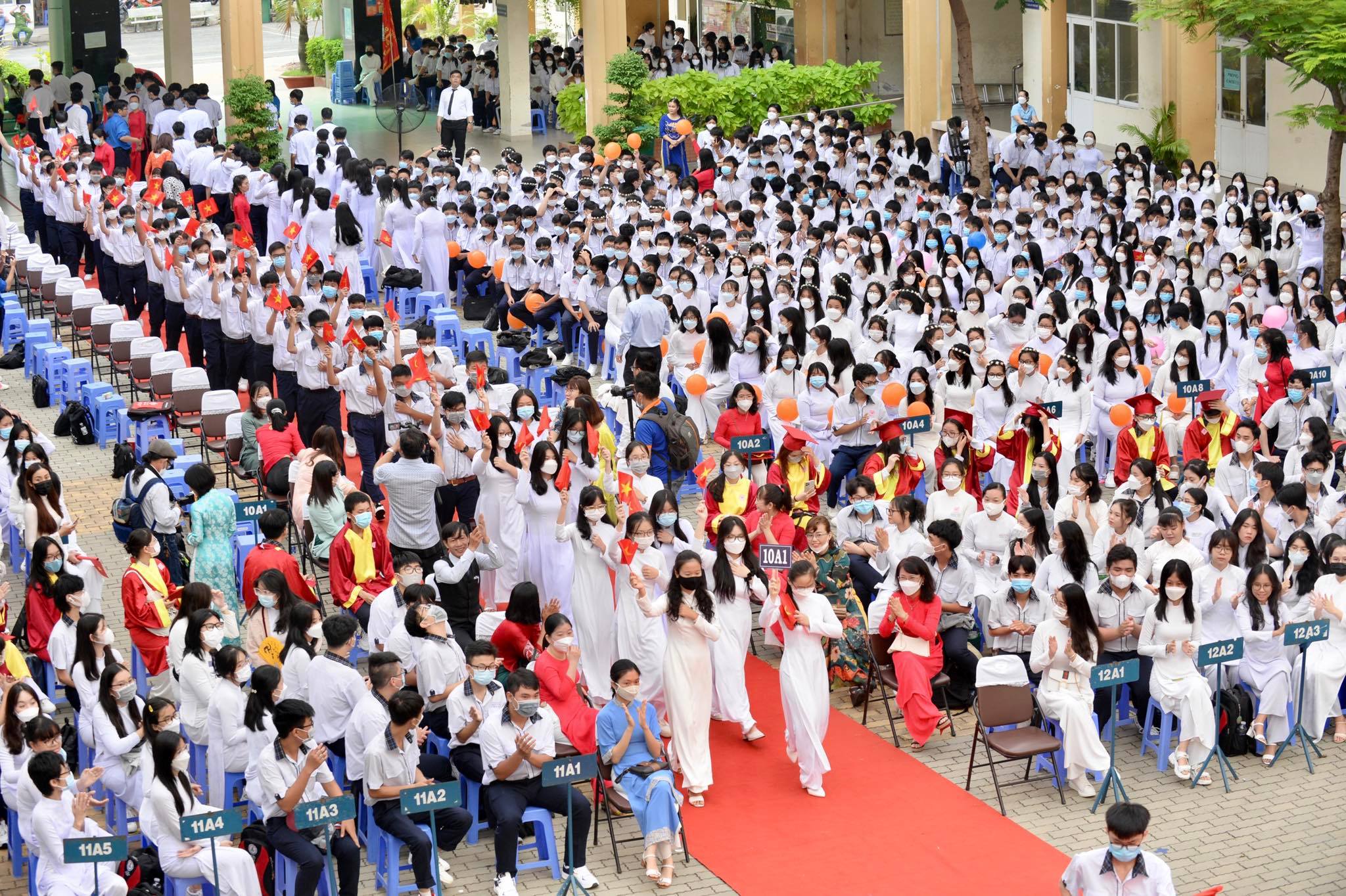 Students attend the school opening ceremony at Nguyen Tat Thanh High School in District 6, Ho Chi Minh City, September 5, 2022. Photo: T.T.D. / Tuoi Tre