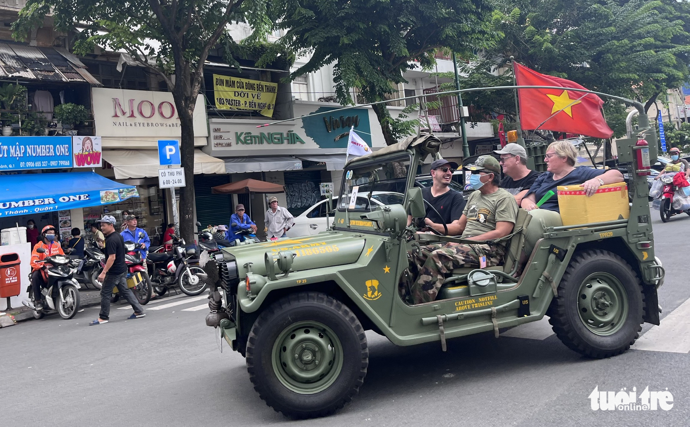 International visitors tour Ho Chi Minh City on jeeps, September 2, 2022. Photo: N. Binh / Tuoi Tre