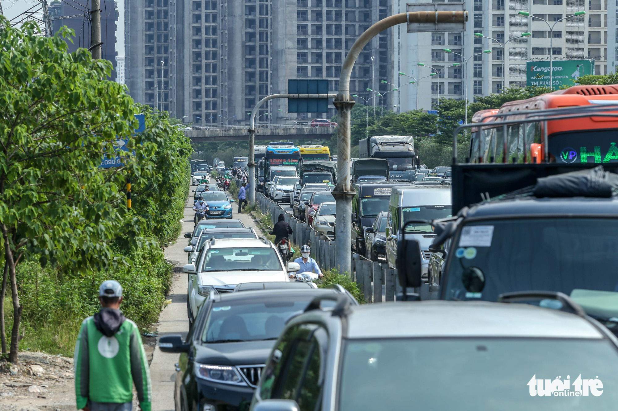 A road leading to Phap Van-Cau Gie Expressway in Hanoi is congested, September 4, 2022. Photo: Ha Quan / Tuoi Tre