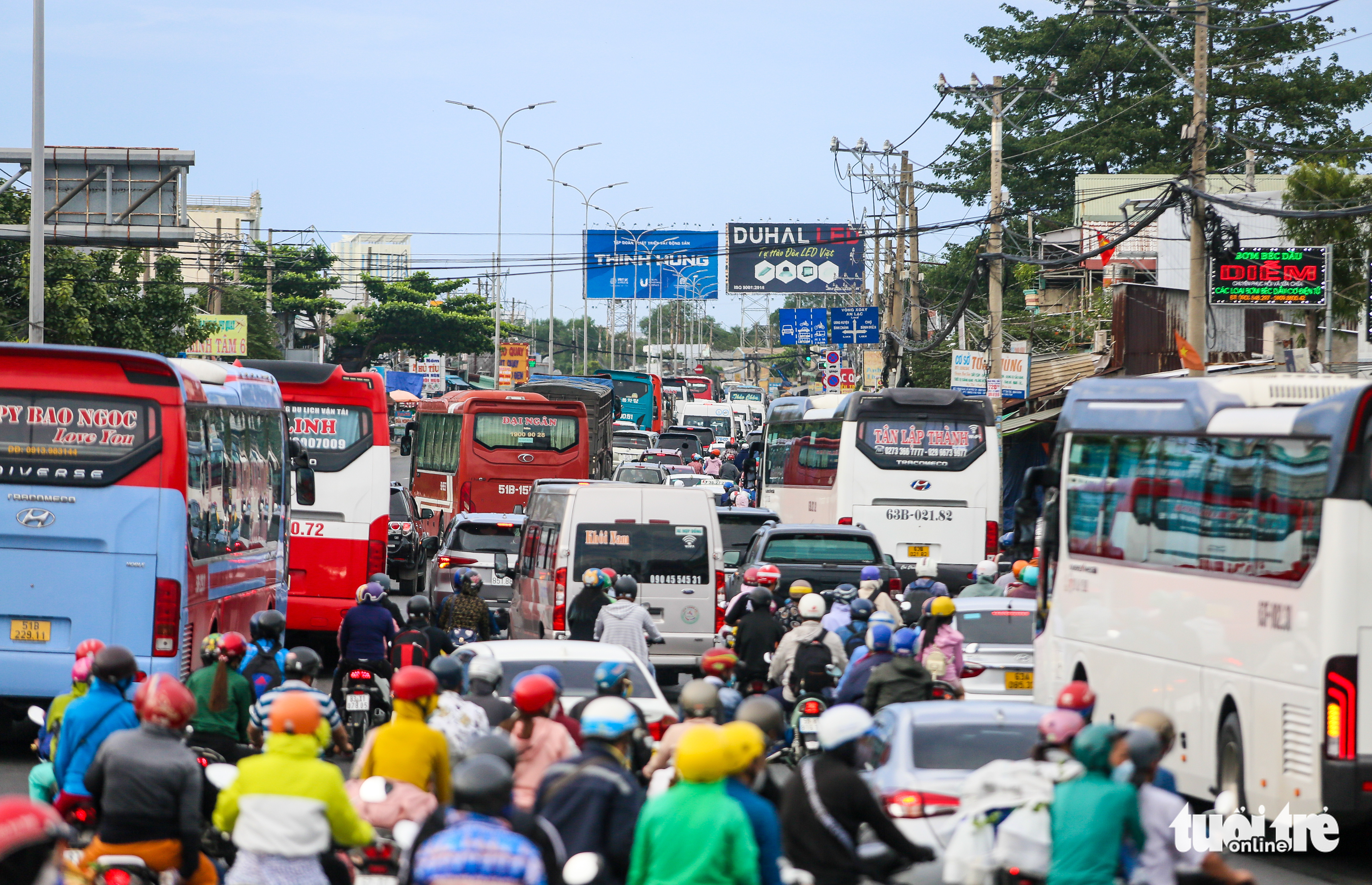 A traffic jam in Binh Chanh District, Ho Chi Minh City, September 4, 2022. Photo: Le Phan / Tuoi Tre