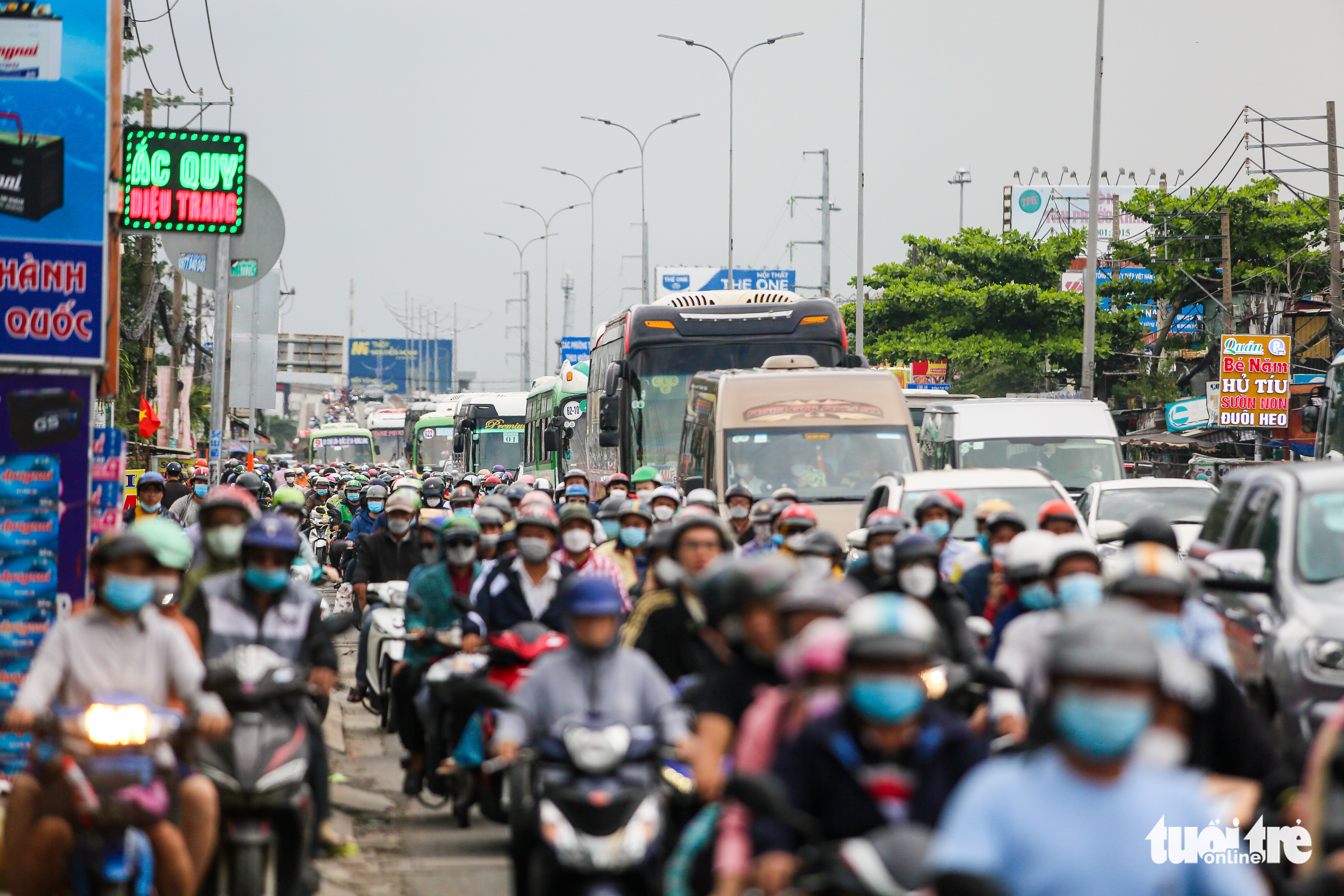 Hanoi, Ho Chi Minh City’s entrances congested as holiday weekend ends