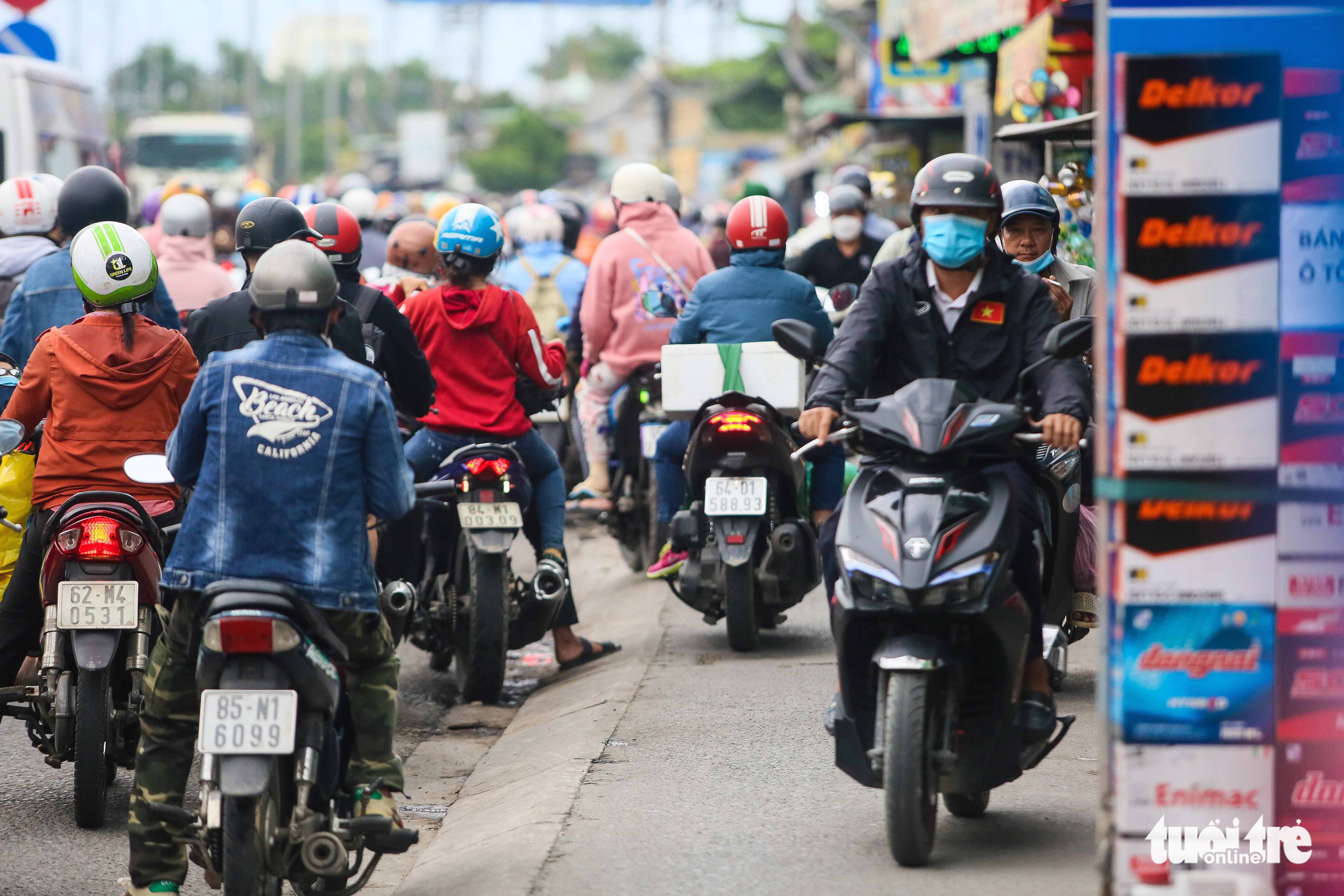 Motorcyclists travel on the sidewalk due to congestion in Ho Chi Minh City, September 4, 2022. Photo: Chau Tuan / Tuoi Tre