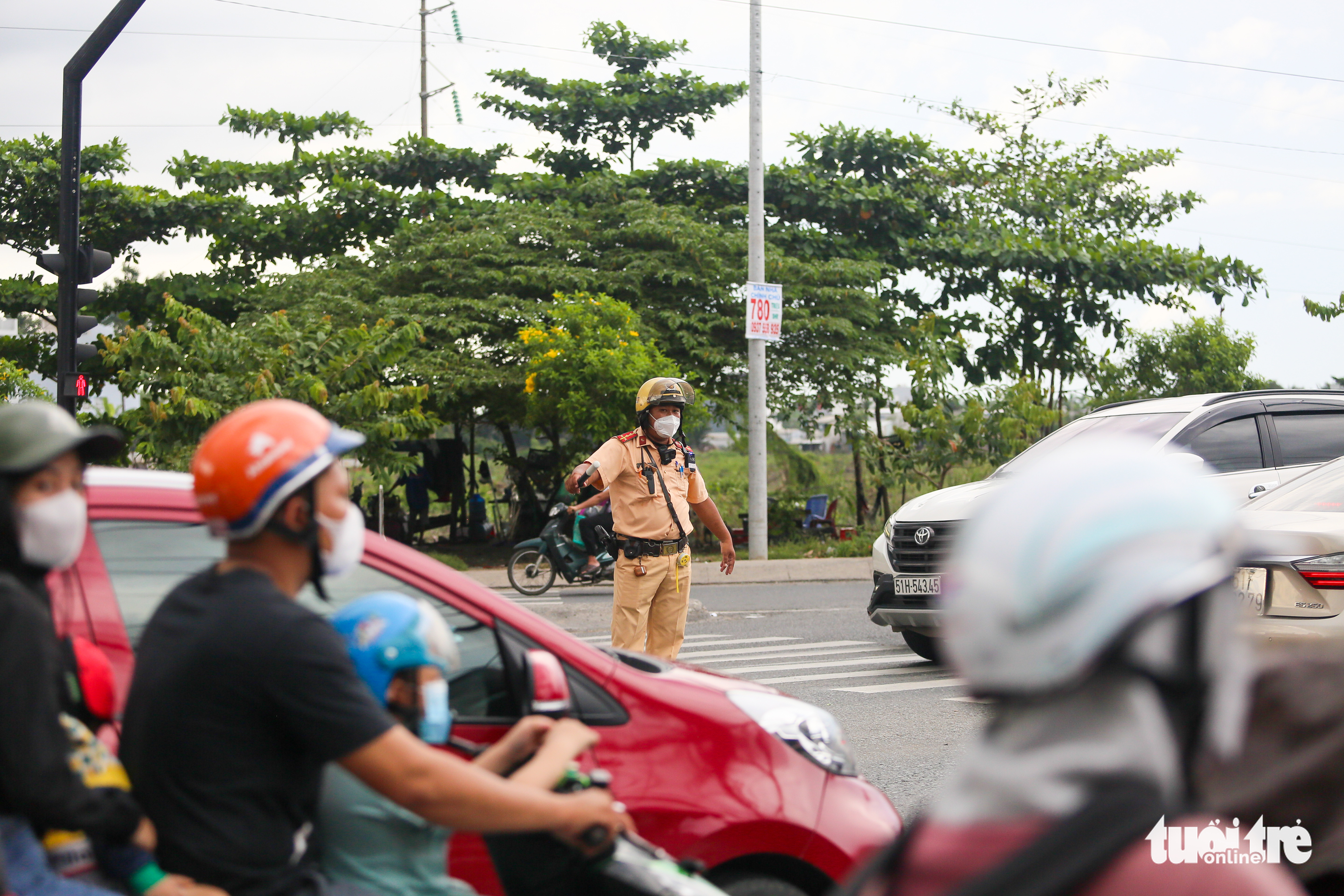 An officer controls the traffic on a street in Ho Chi Minh City, September 4, 2022. Photo: Chau Tuan / Tuoi Tre