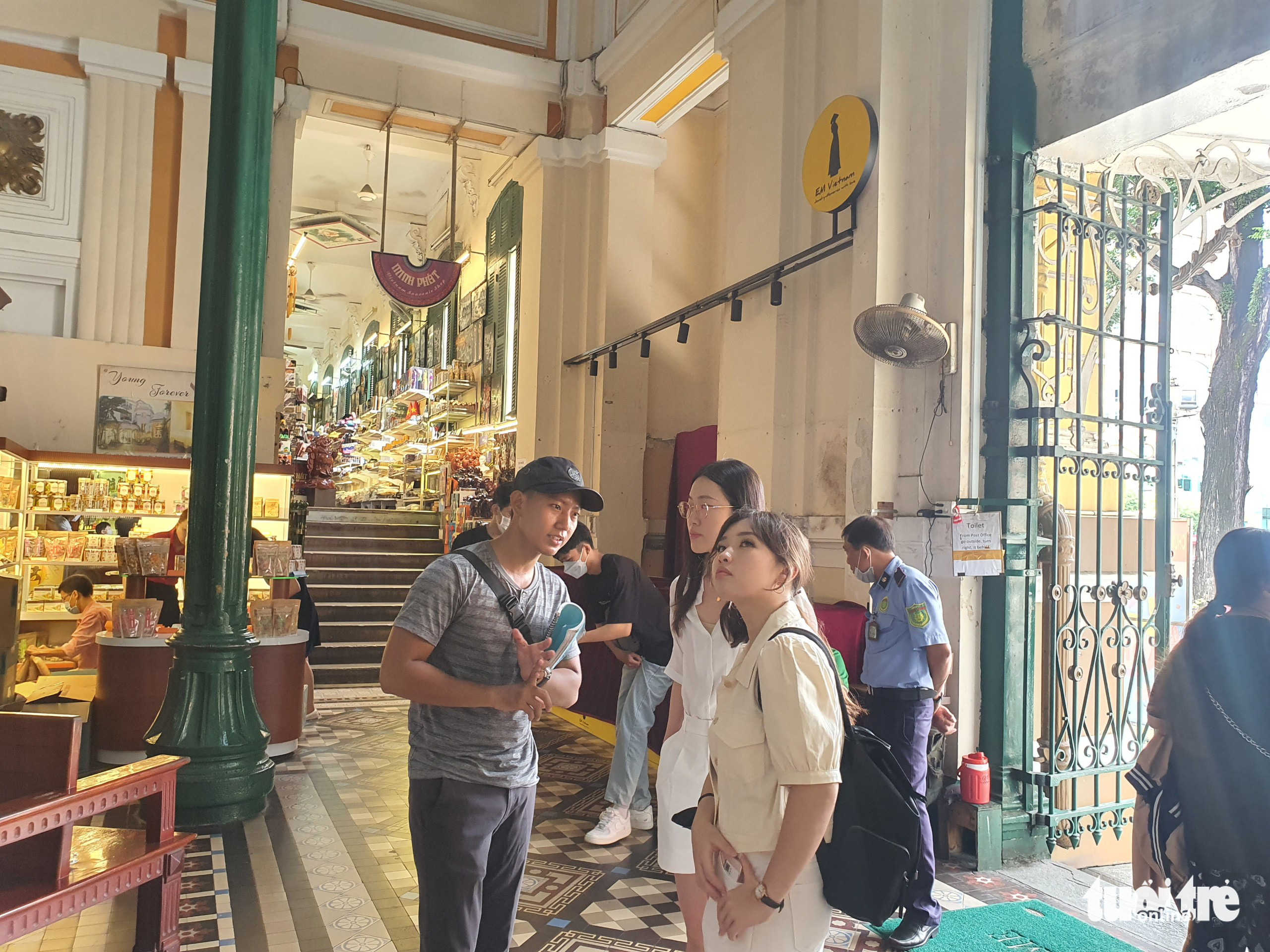 People visit the Central Post Office in District 1, Ho Chi Minh City, September 2, 2022. Photo: N. Binh / Tuoi Tre
