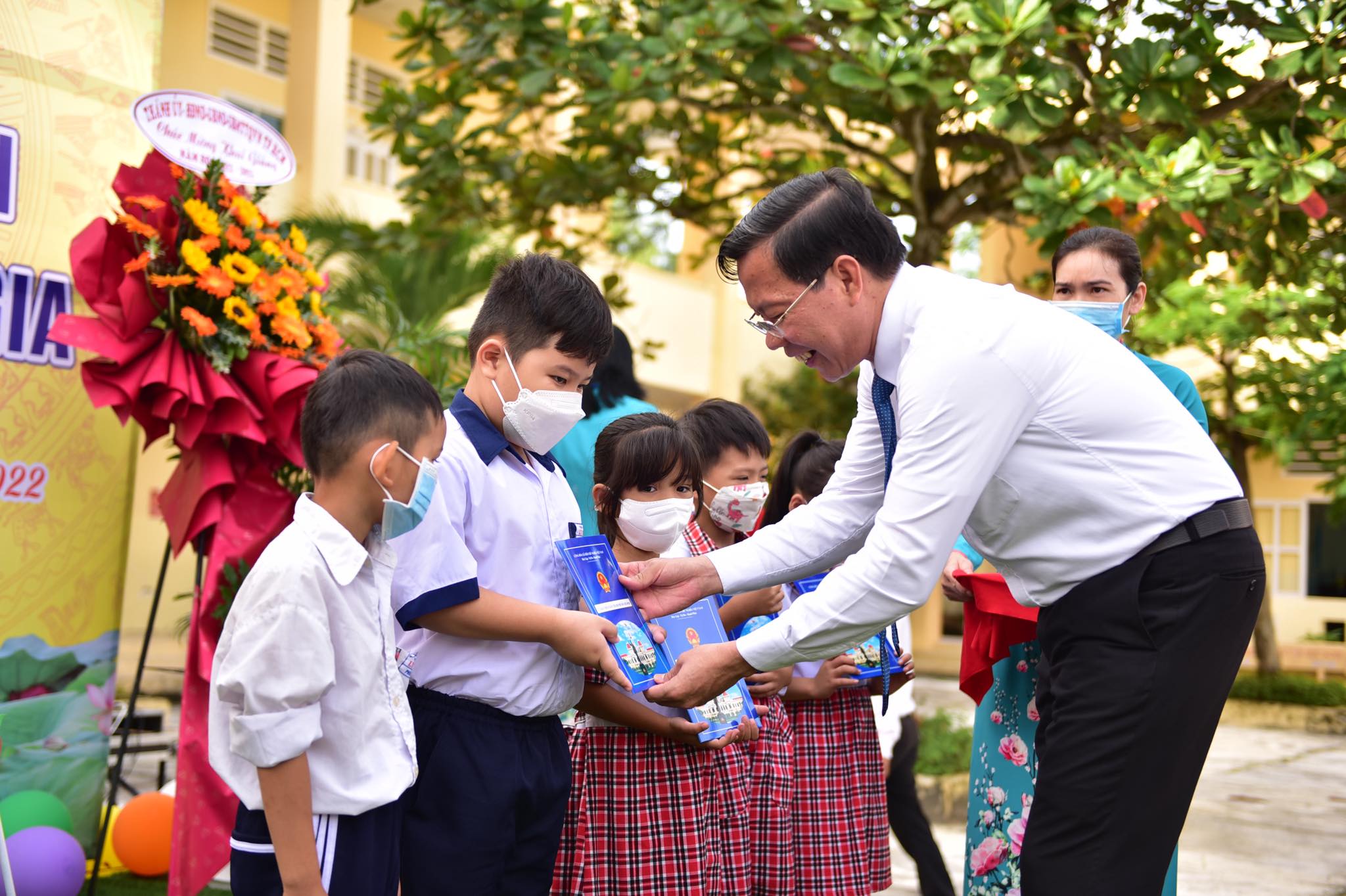 Chairman of the People’s Committee of Ho Chi Minh City Phan Van Mai hands over financial support to underprivileged students of Ly Nhon Elementary School in the rural Can Gio District during a school opening ceremony, September 5, 2022. Photo: Ngoc Phuong / Tuoi Tre