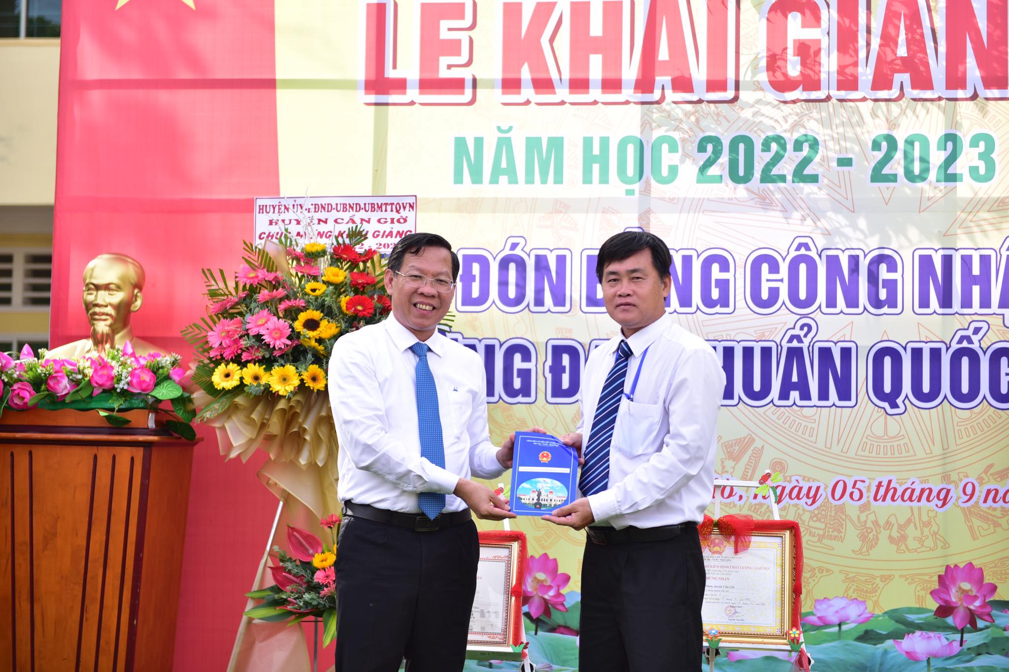 Chairman of the People’s Committee of Ho Chi Minh City Phan Van Mai hands over financial support to a representative of Ly Nhon Elementary School in the rural Can Gio District during a school opening ceremony, September 5, 2022. Photo: Ngoc Phuong / Tuoi Tre
