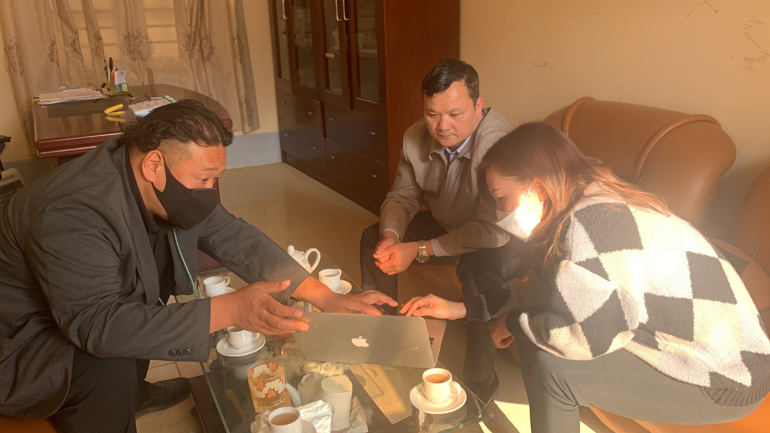Matsuo Tomoyuki (left), CEO of JVGA, discusses the buckwheat cultivation plan with Te Van Lam, deputy head of the Agriculture Department in Meo Vac District, Ha Giang Province, in a provided photo