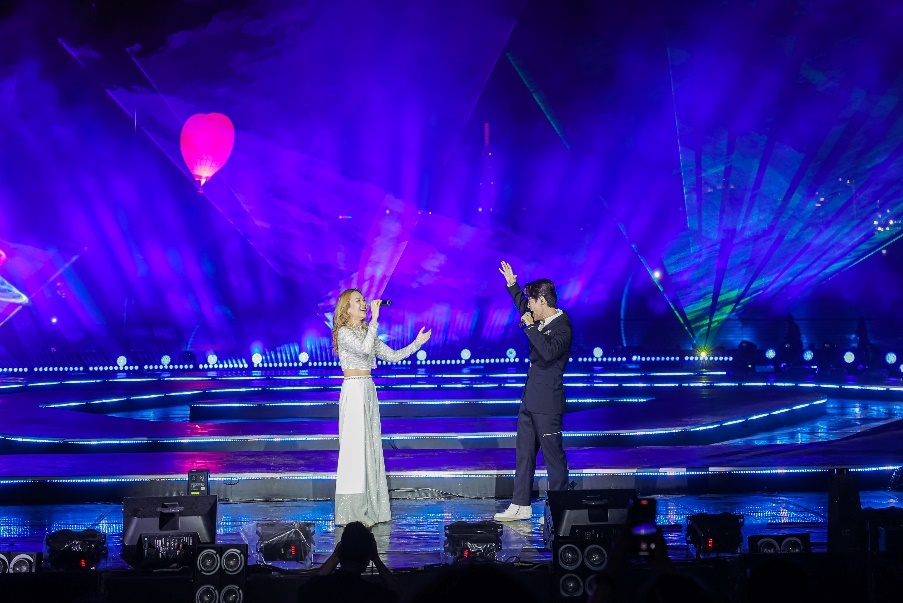 My Tam and Ha Anh Tuan did a duet at the Fountain Festival at The Canal of Love within The Global City in Thu Duc City under Ho Chi Minh City.