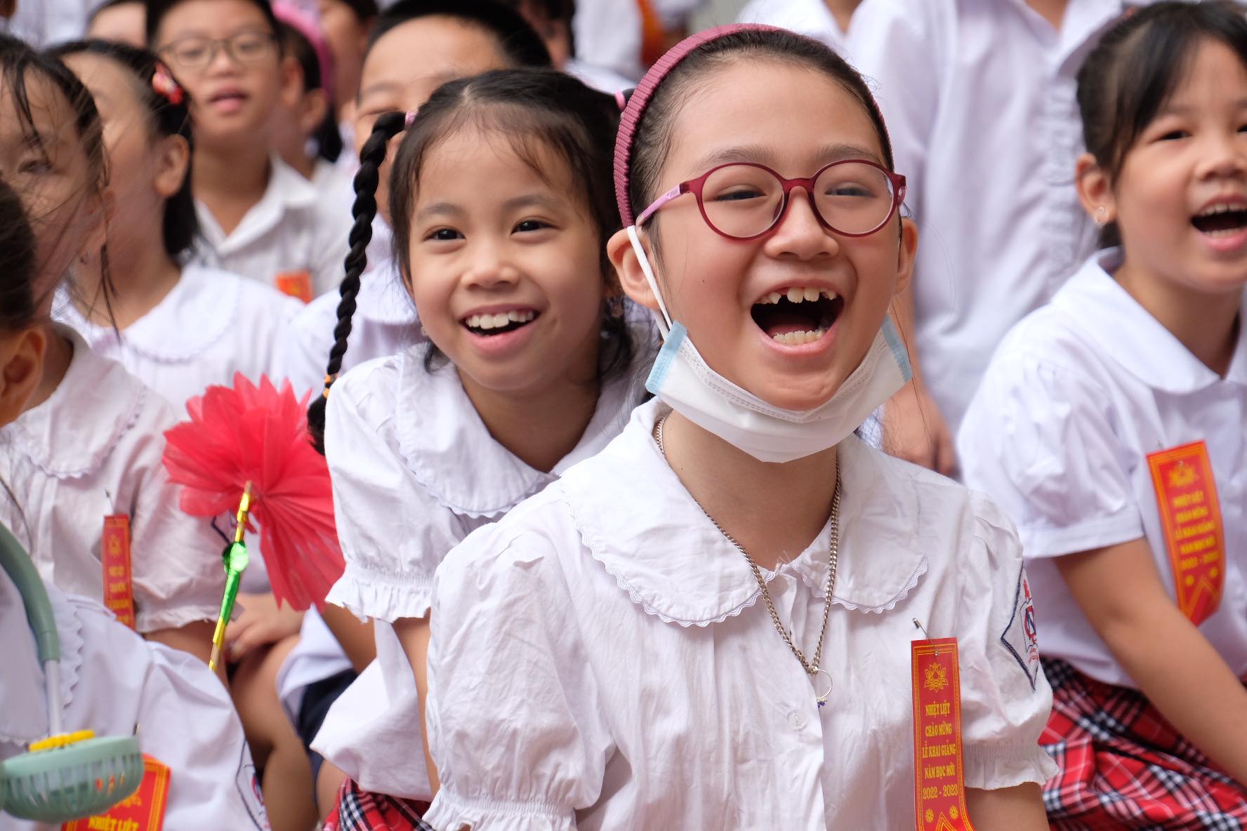 Students enjoy a performance during the school opening ceremony at Ngo Quyen Elementary School in Hai Ba Trung District, Hanoi, September 5, 2022. Photo: Nguyen Bao / Tuoi Tre
