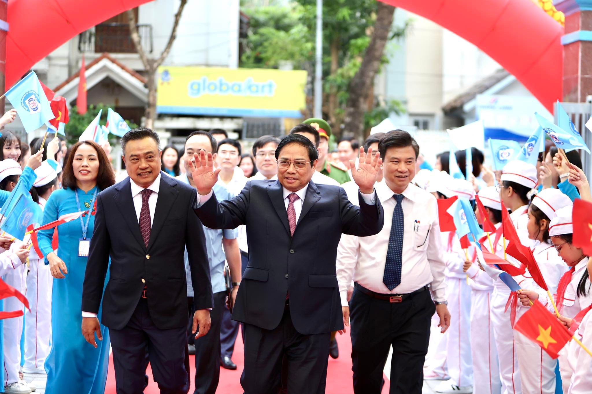 Prime Minister Pham Minh Chinh (C) arrives at the school opening ceremony at Doan Thi Diem Elementary School in Hanoi, September 5, 2022. Photo: Nguyen Khanh / Tuoi Tre