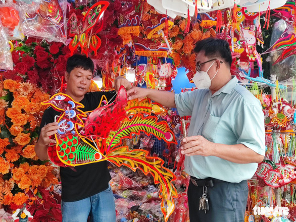 A man is buying a lantern for the 2022 Mid-Autumn Festival at a shop on Hai Thuong Lan Ong Street in District 5, Ho Chi Minh City. Photo: Ng.Tri / Tuoi Tre